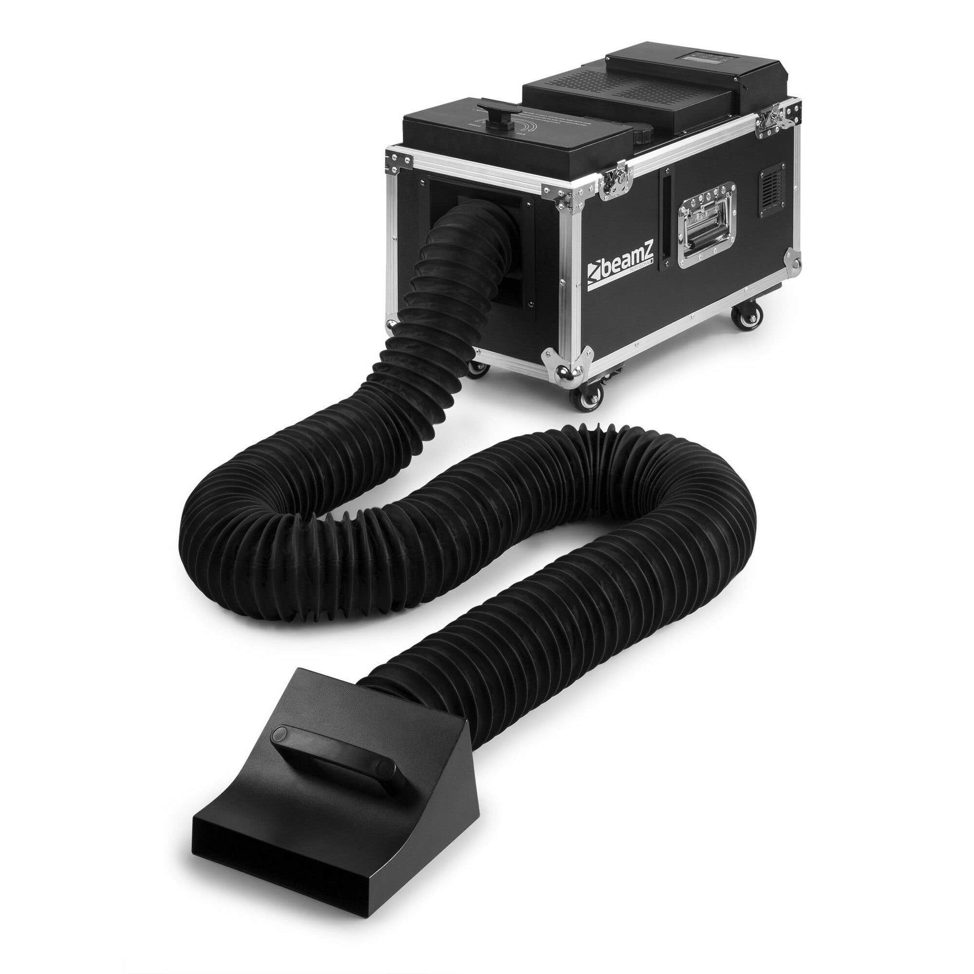 Una máquina de niebla negra con un tubo flexible y una boquilla está sobre una superficie blanca. La máquina tiene ruedas.