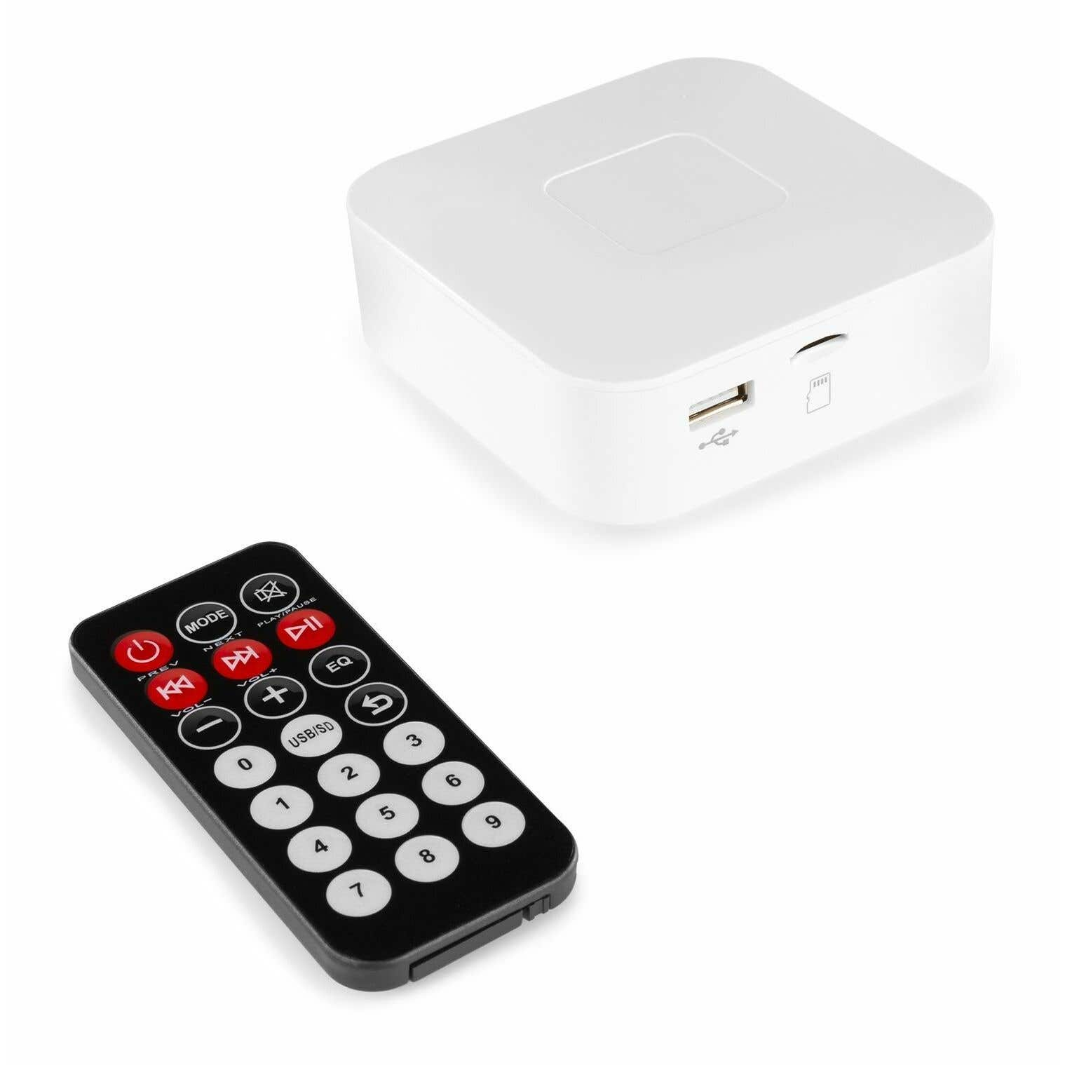 Un receptor multimedia blanco con un mando a distancia negro. El mando tiene botones para encendido, modo, volumen y números.