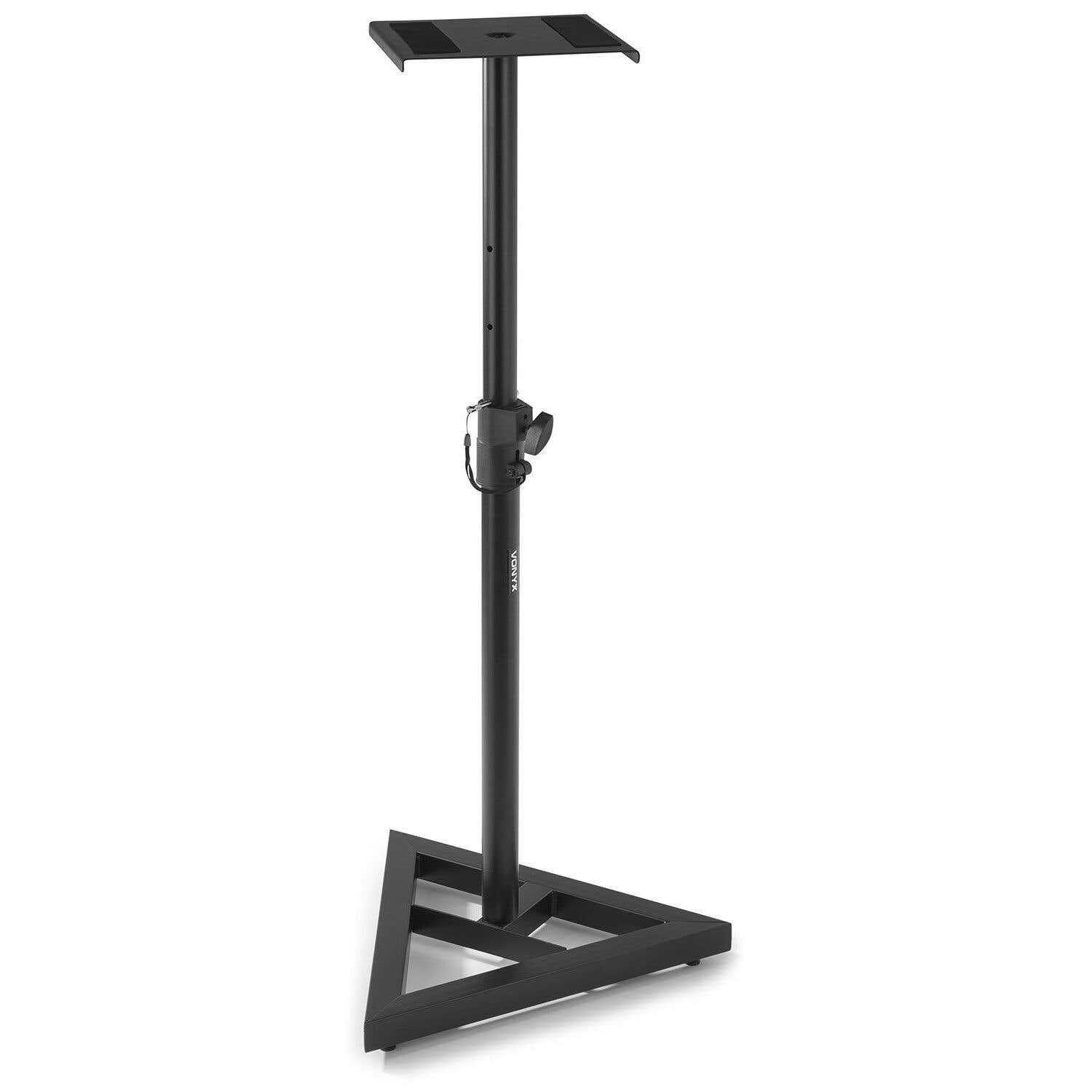Un soporte negro para altavoz. Tiene una base triangular, un poste vertical y una plataforma superior. El soporte está sobre un fondo blanco.