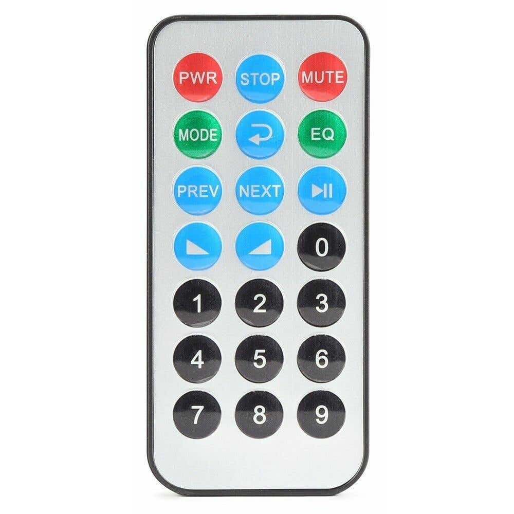Un mando a distancia plateado con botones: PWR, STOP, MUTE, MODE, EQ, PREV, NEXT, 0-9 y reproducir/pausa.