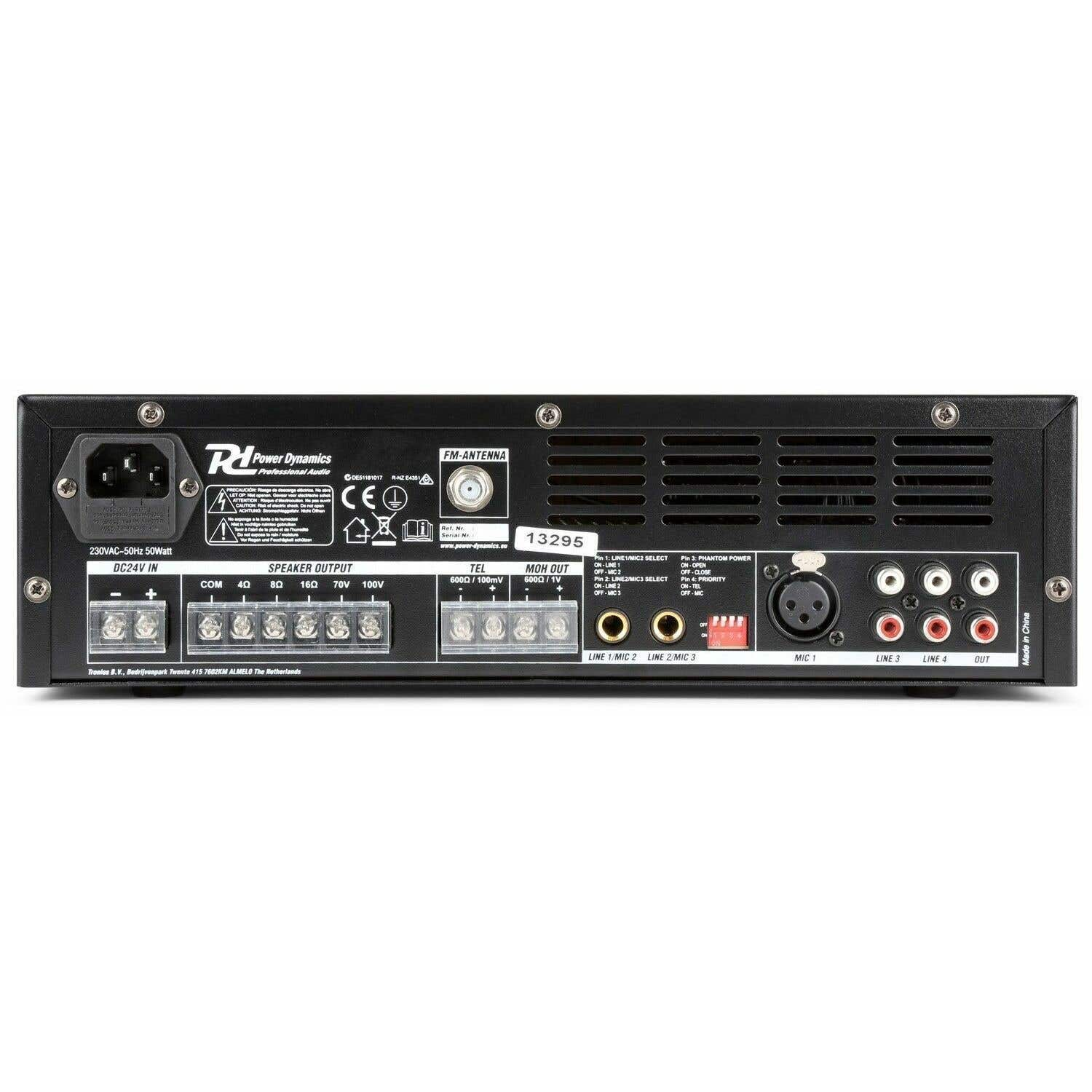 Panel trasero negro de dispositivo de audio con varias entradas, salidas y etiquetas, incluyendo salida de altavoz y FM.