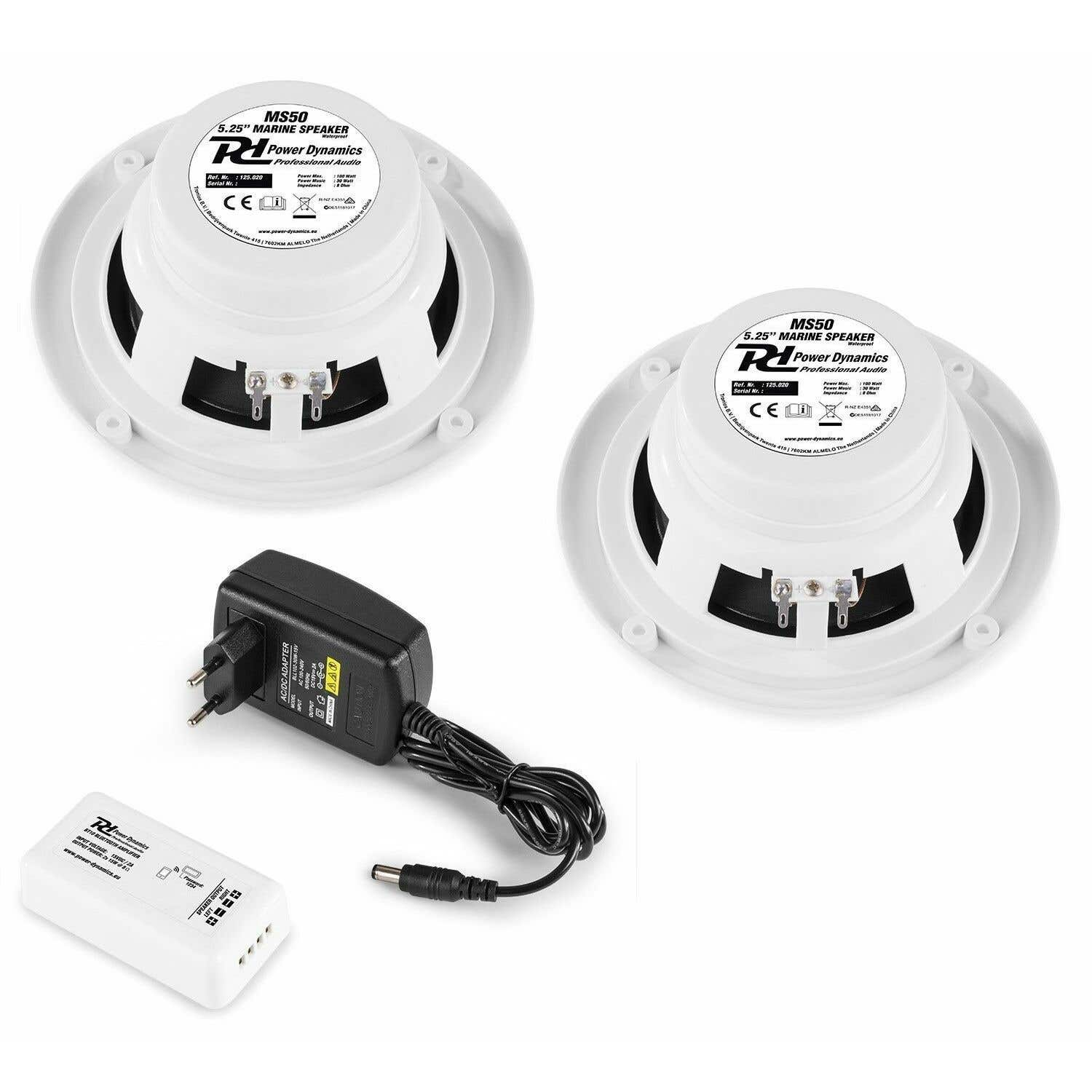 Dos altavoces marinos blancos, un adaptador AC/DC negro y un amplificador Bluetooth blanco sobre una superficie blanca.