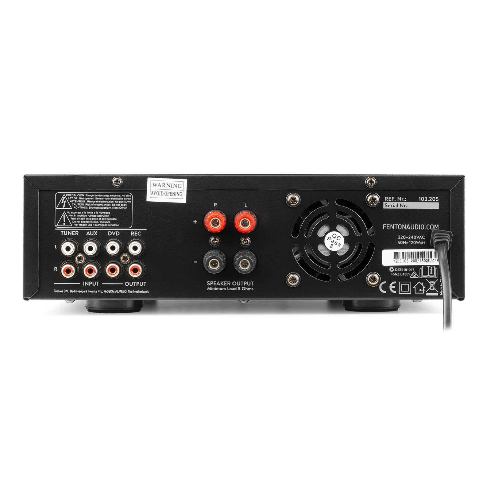 Panel trasero negro de amplificador de audio con entradas, salidas, salidas de altavoz y etiquetas de advertencia. Incluye cable de alimentación y número de serie.