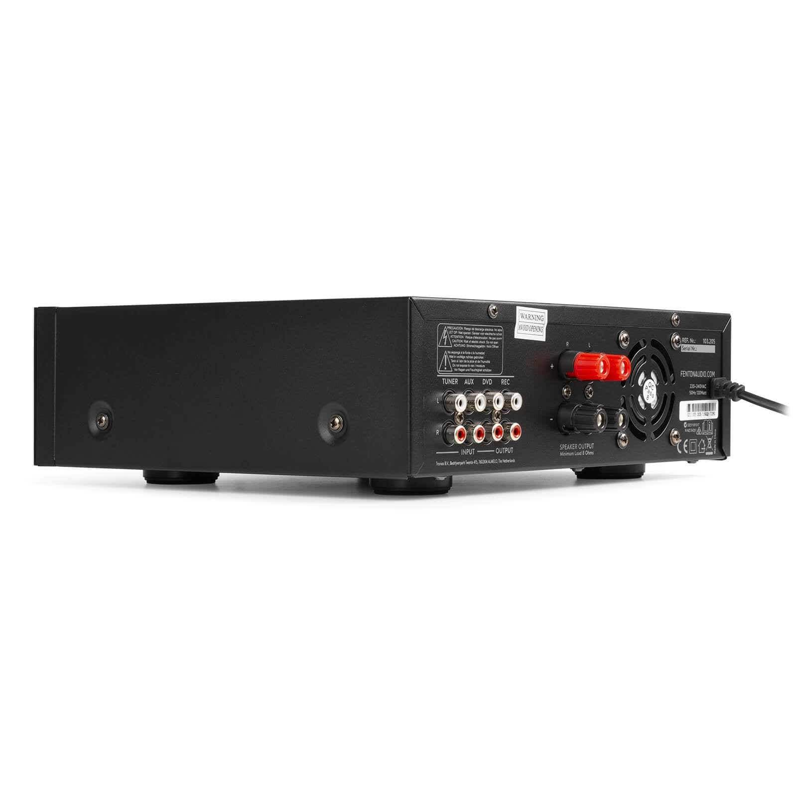 Panel trasero de amplificador de audio negro con varios puertos de entrada/salida, etiquetas de advertencia y cable de alimentación.