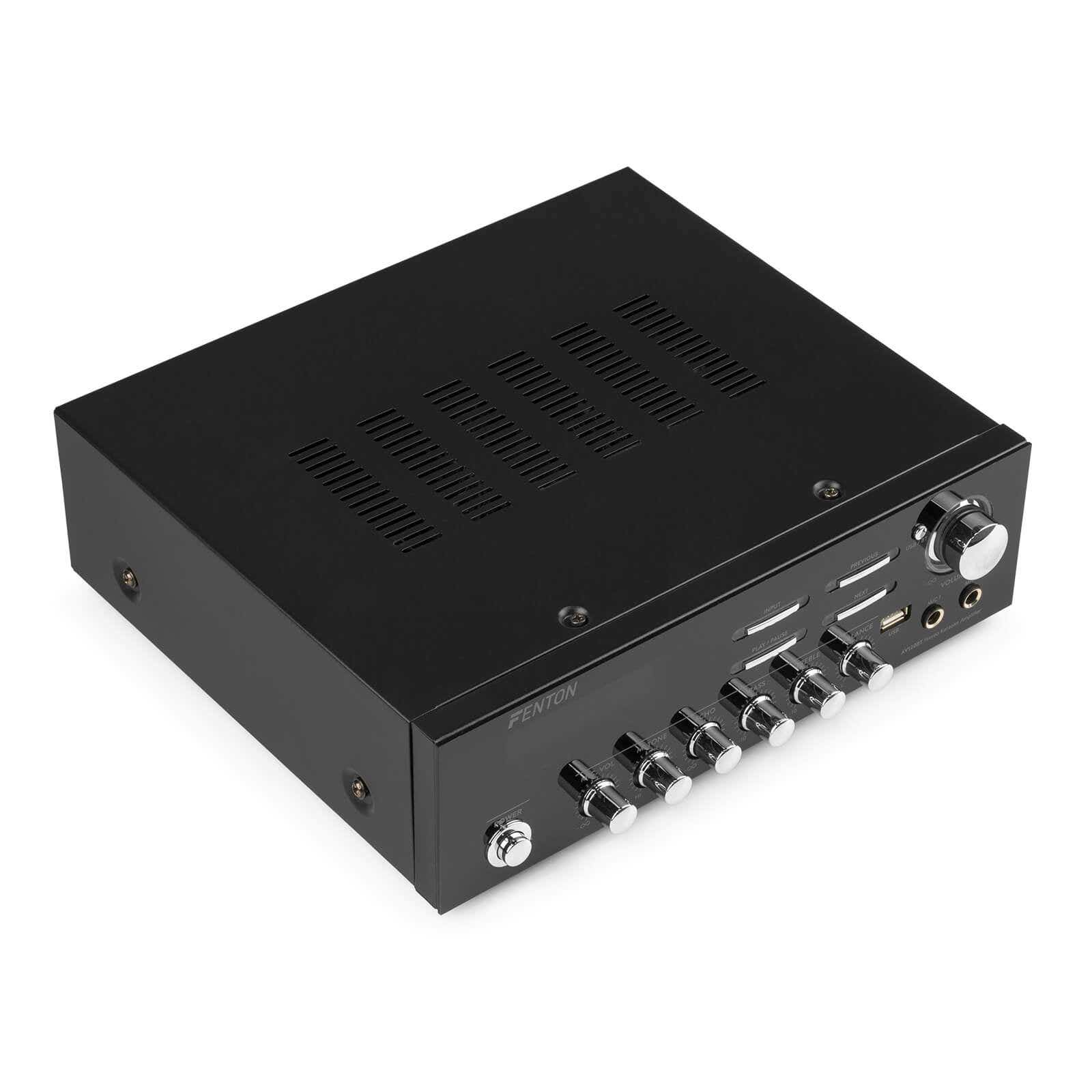 Un amplificador Fenton negro con múltiples perillas y entradas. Tiene una rejilla de ventilación en la parte superior y un botón de encendido.