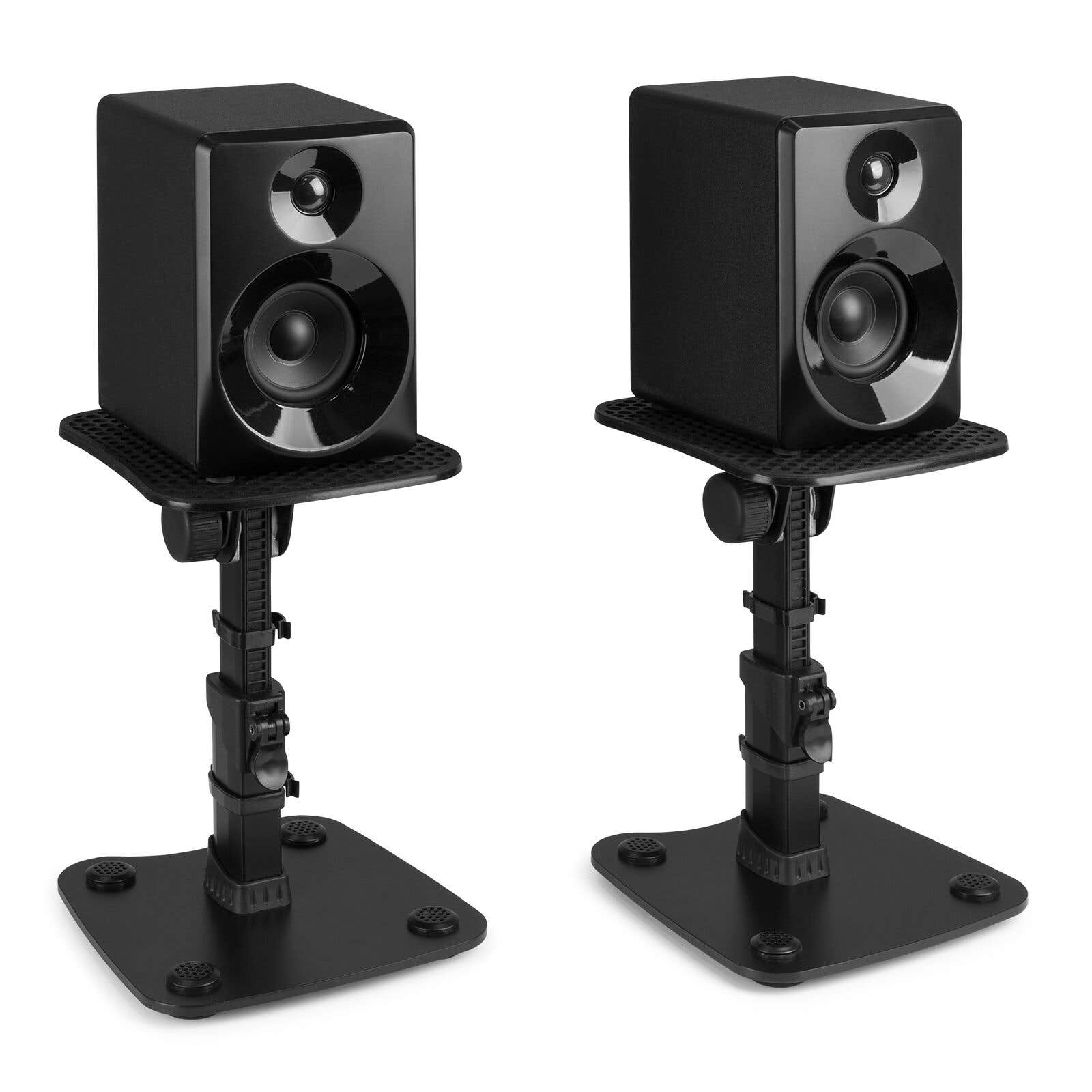 Dos altavoces negros sobre soportes. Cada altavoz tiene un woofer y un tweeter. Los soportes son negros, con bases cuadradas.