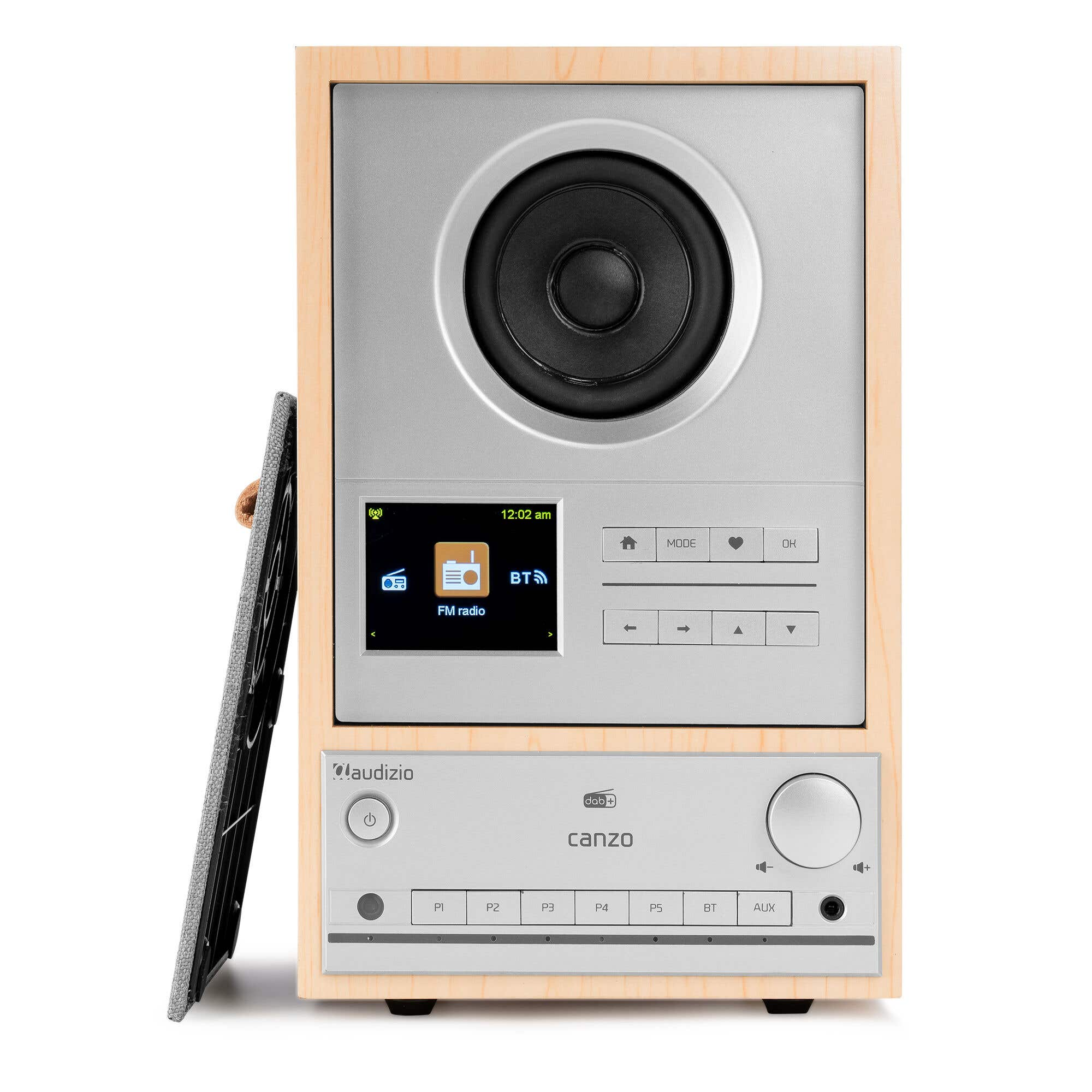 Un altavoz plateado y de madera con una pantalla que muestra radio FM. Un panel gris está a la izquierda.