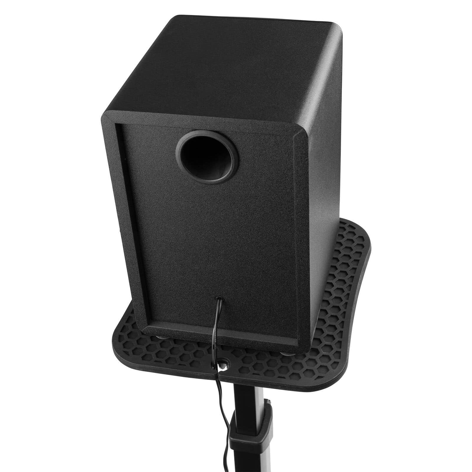 Un altavoz subwoofer negro con un puerto está montado en un soporte. Un cable se extiende desde la parte trasera. El soporte tiene un patrón de panal.