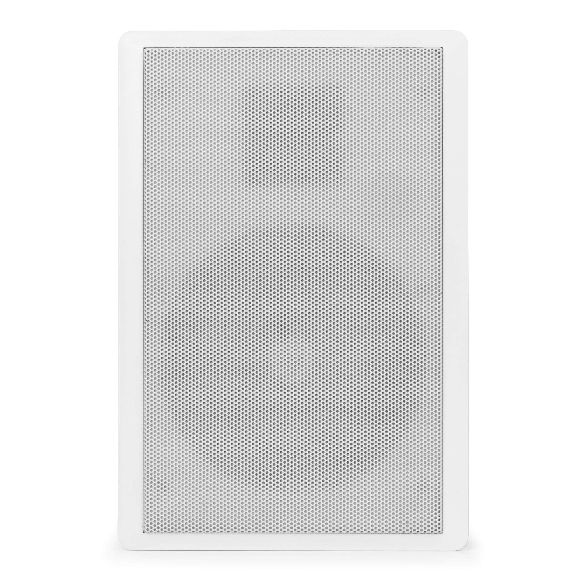 Altavoz rectangular blanco con rejilla metálica perforada. El marco es blanco. El fondo es blanco.