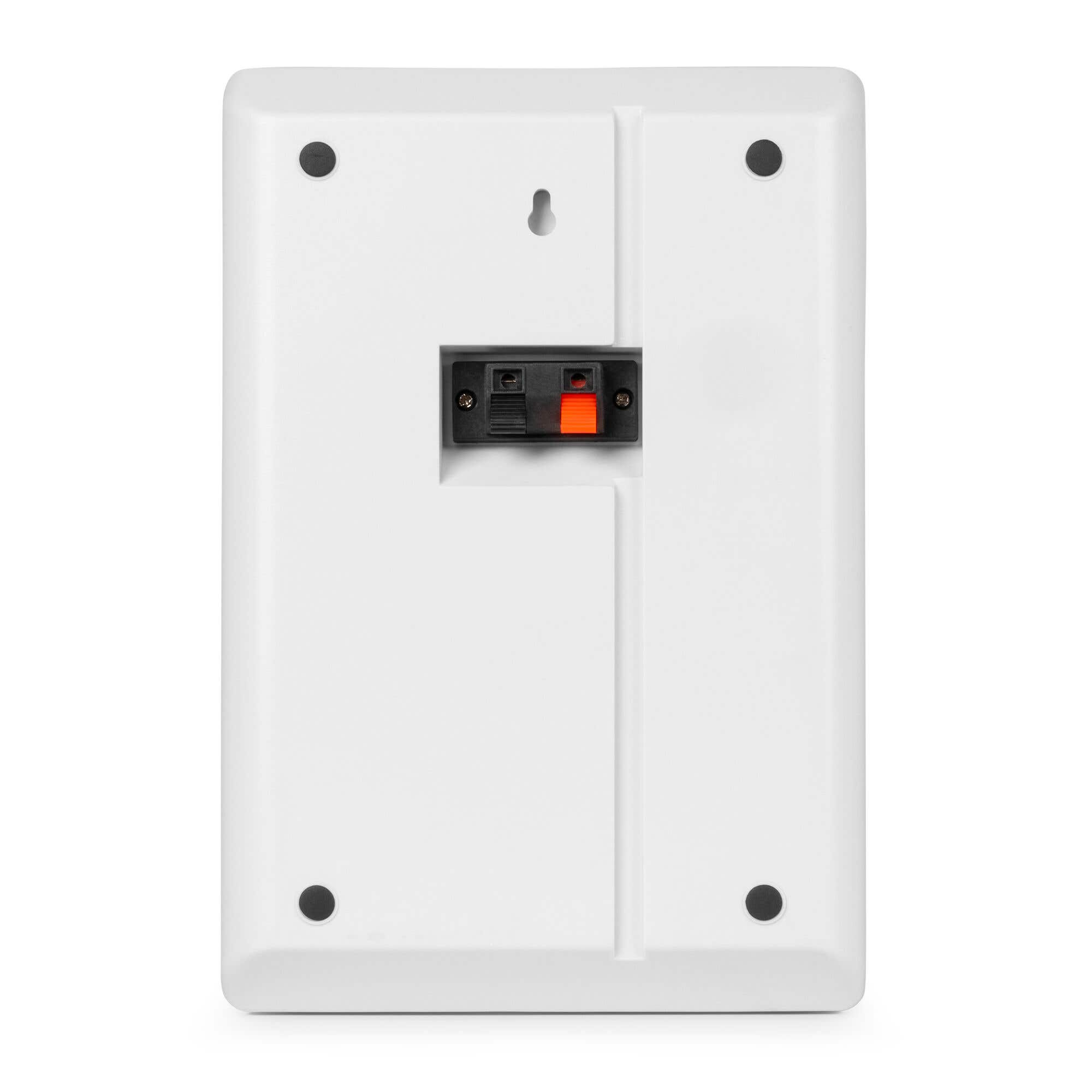 Dispositivo de altavoz blanco. Tiene un conector negro y naranja y puntos negros. Está sobre un fondo blanco.