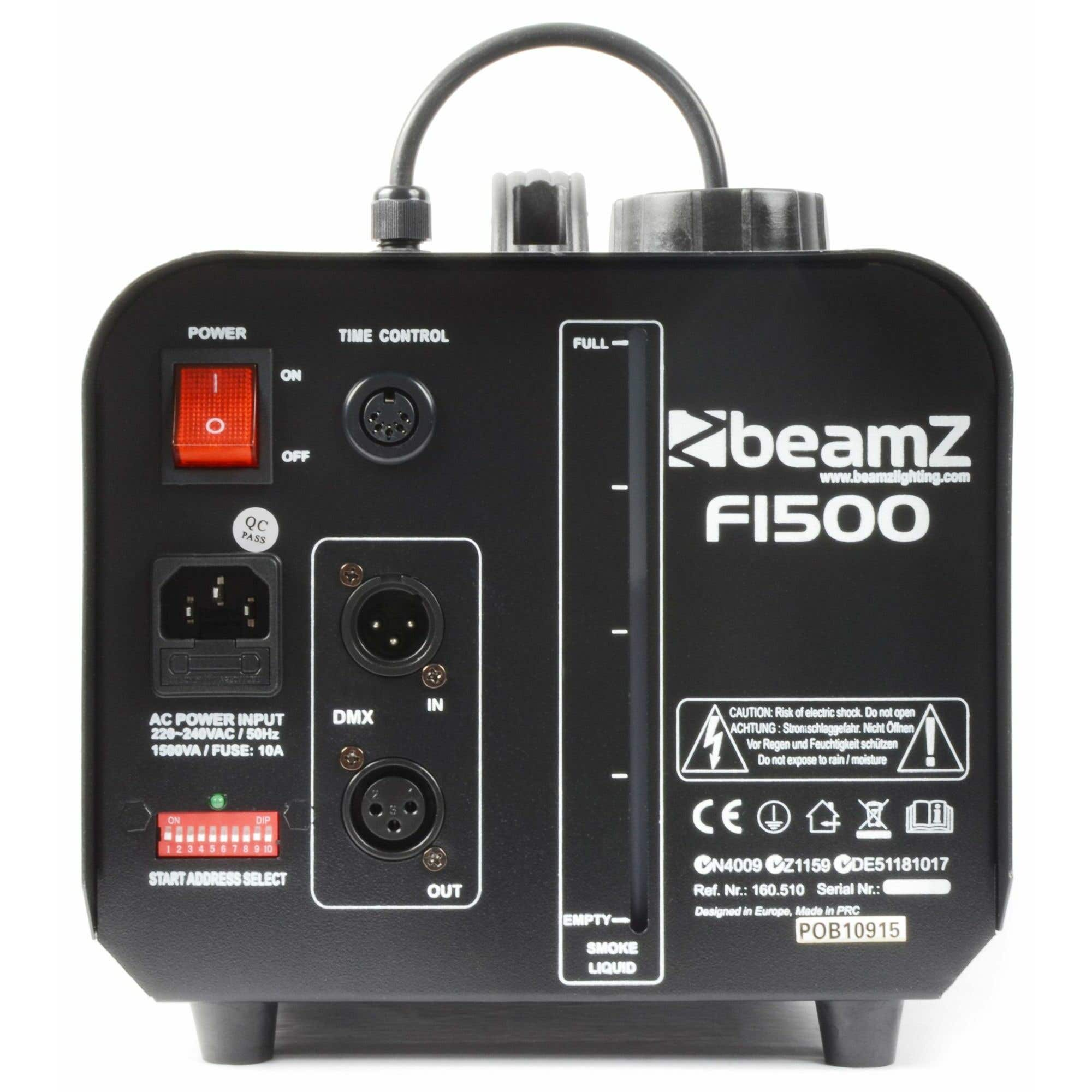 Máquina de humo Beamz F1500 negra. Tiene varias entradas, un interruptor de encendido y un indicador de nivel de líquido. Hay logotipos y advertencias.