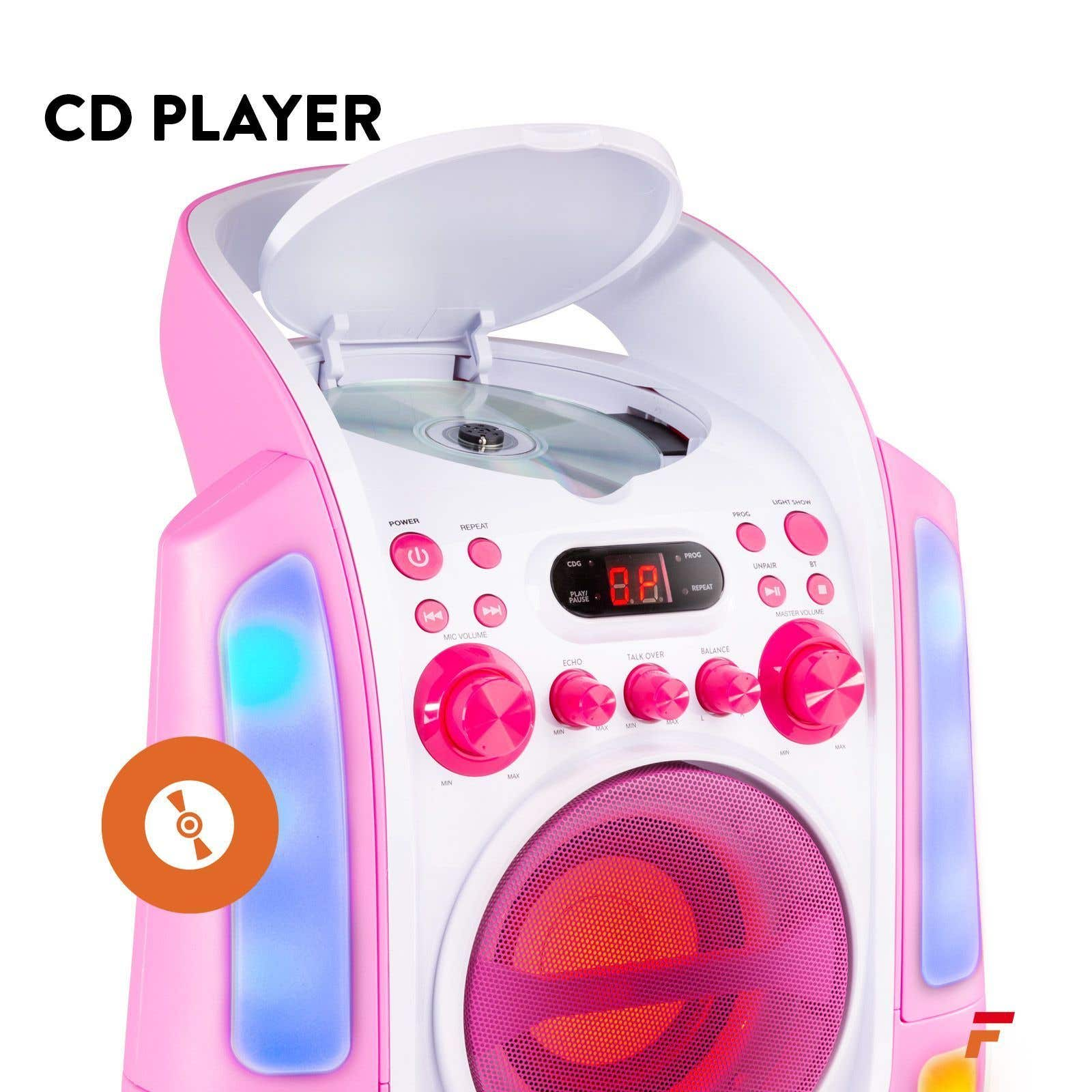 Un reproductor de CD rosa con la tapa abierta y un CD dentro. Tiene botones, un altavoz y una pantalla digital, el texto "CD PLAYER" está arriba.