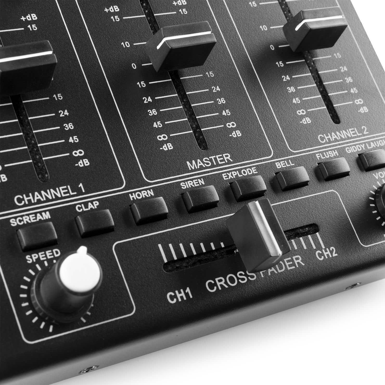 Primer plano de una mesa de mezclas de DJ negra con varias perillas, faders y botones etiquetados.