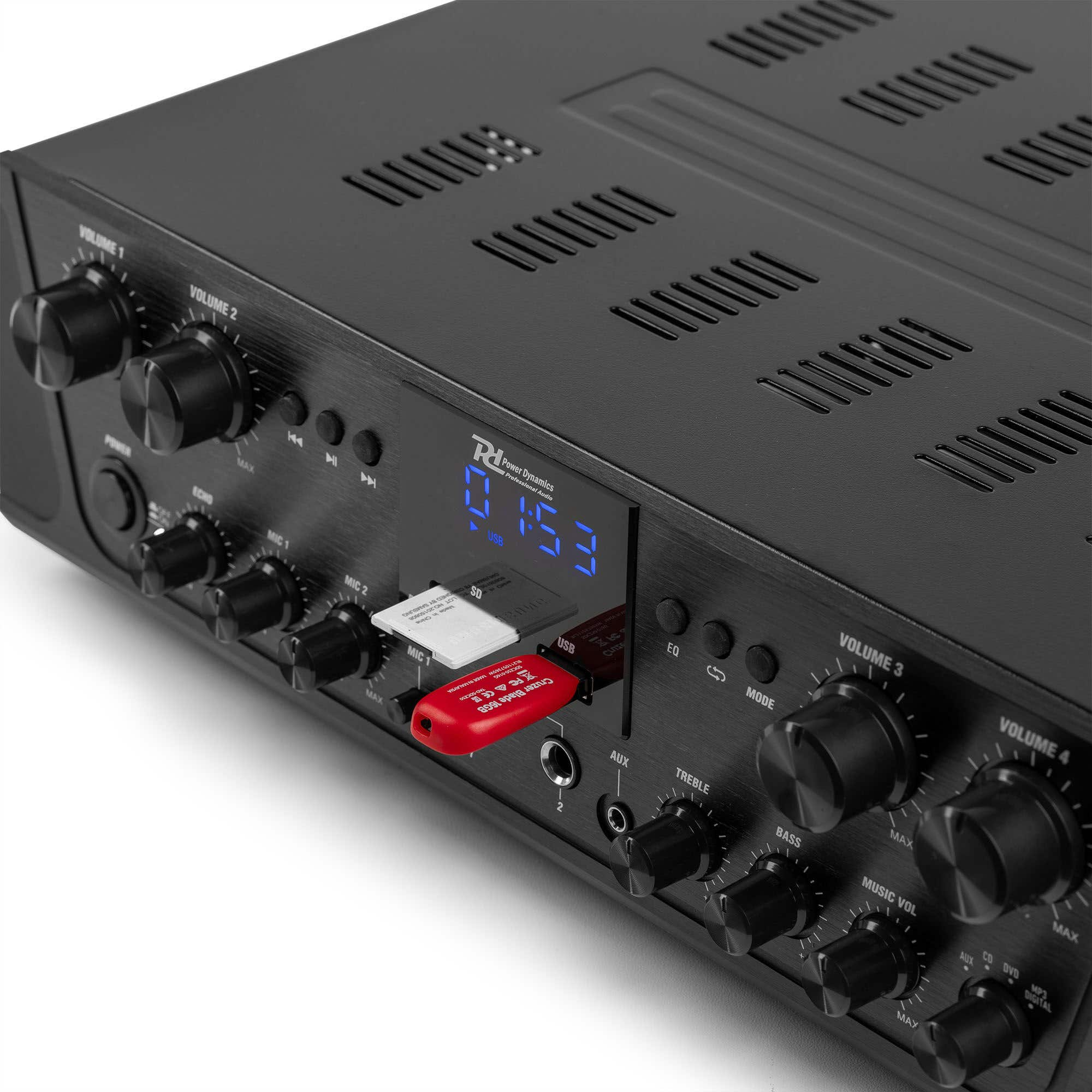 Un amplificatore audio nero con manopole, pulsanti e display digitale. Unità USB e scheda SD inserite.