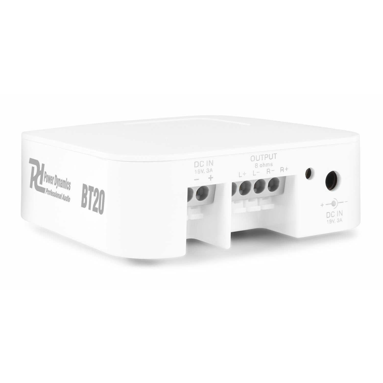 Ein weißes Power Dynamics BT20 Audiogerät. Es hat Ein- und Ausgänge sowie Beschriftungen wie 'DC IN' und 'OUTPUT 8 Ohm'.