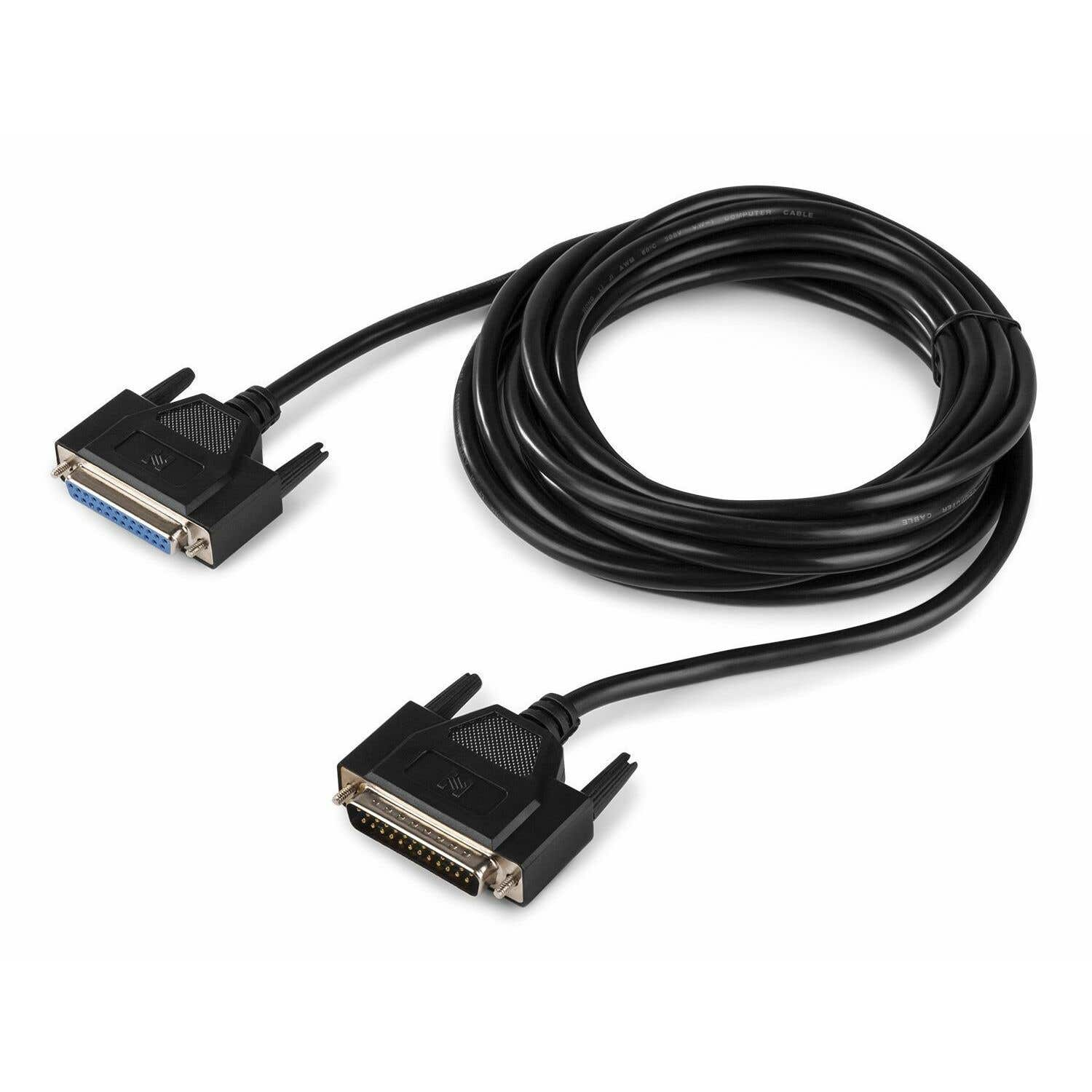 Un cable de computadora negro con dos conectores en cada extremo. El cable está enrollado. Los conectores tienen pines para conectar dispositivos.