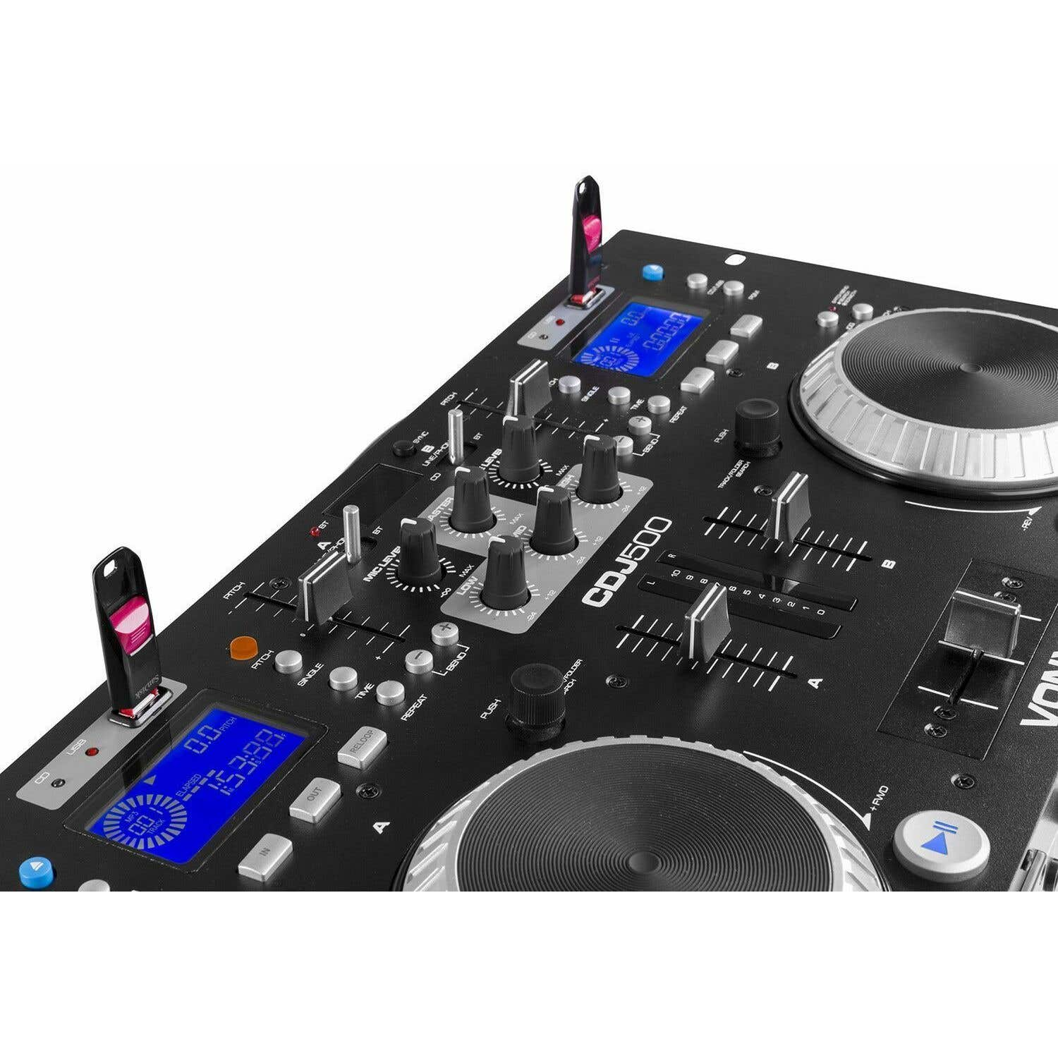 Una mesa de mezclas de DJ negra con dos unidades USB insertadas. Tiene perillas, deslizadores y pantallas. Las pantallas muestran números y tiempo.