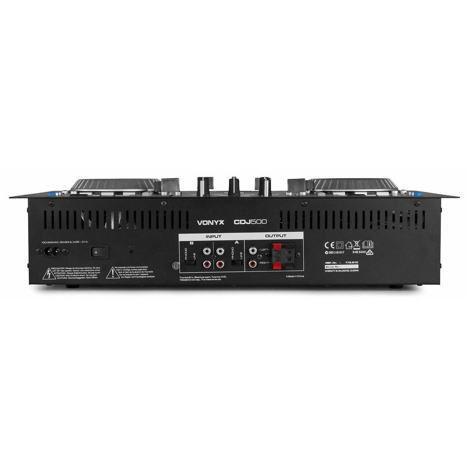 Mezclador DJ Vonyx CDJ500 negro. Tiene varios puertos de entrada/salida, etiquetas de advertencia y una entrada de alimentación. La marca es visible.