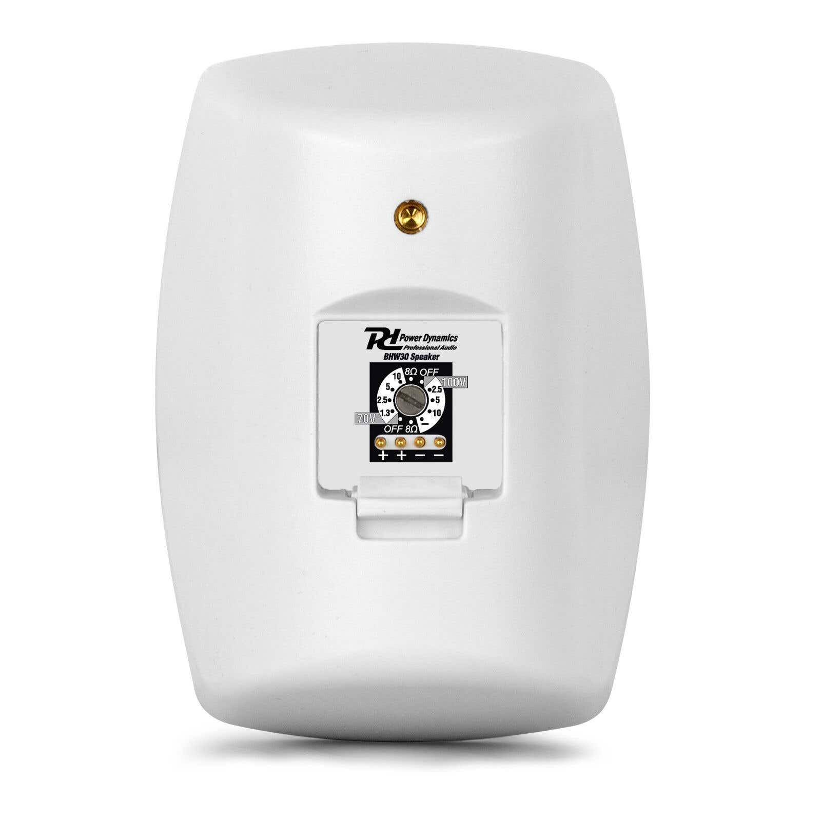 Un altavoz blanco Power Dynamics. Tiene un panel de control con ajustes y un tornillo dorado en la parte superior.