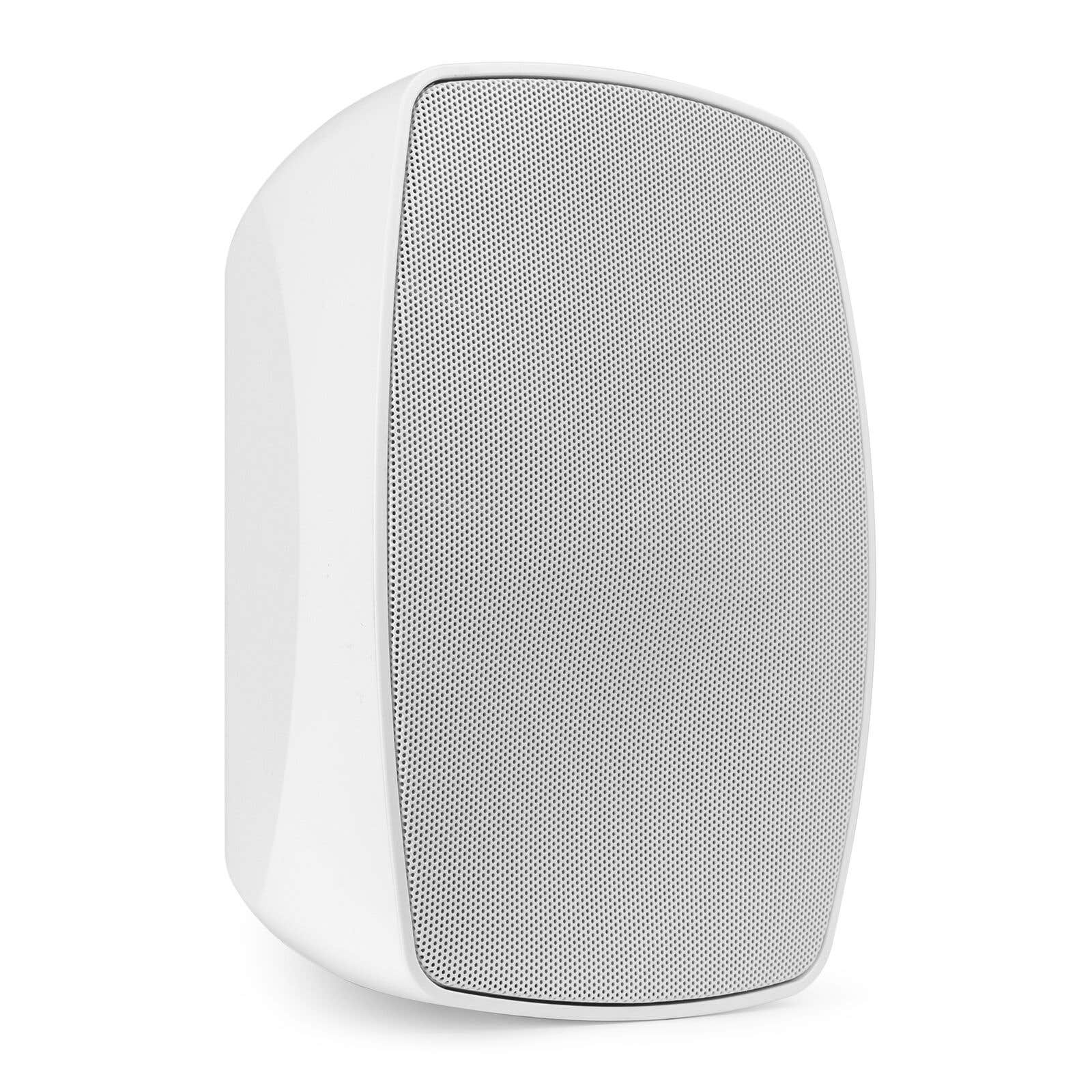 Un altavoz blanco sobre un fondo blanco. El altavoz tiene un panel frontal perforado.