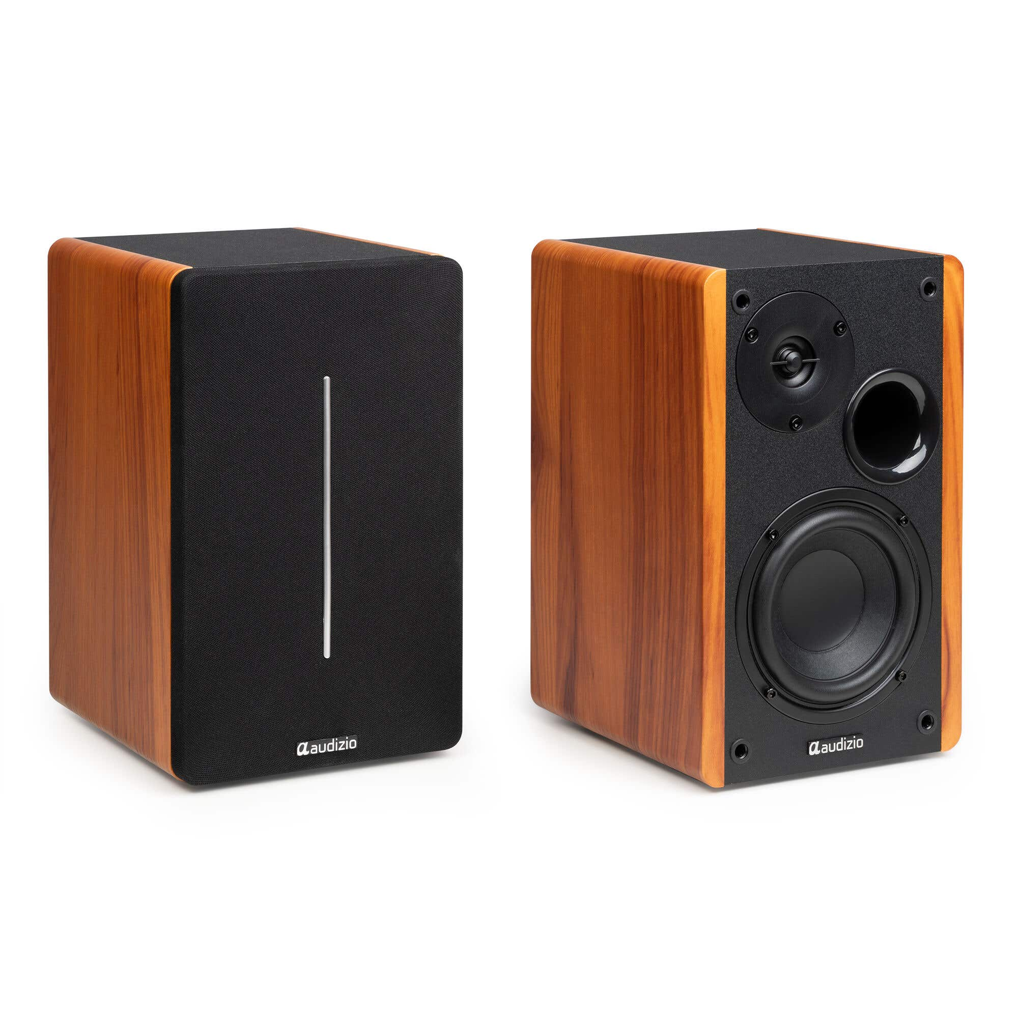 Dos altavoces de madera. Uno tiene una línea vertical, el otro tiene tres agujeros para altavoces. Ambos tienen el logotipo de Audizio.