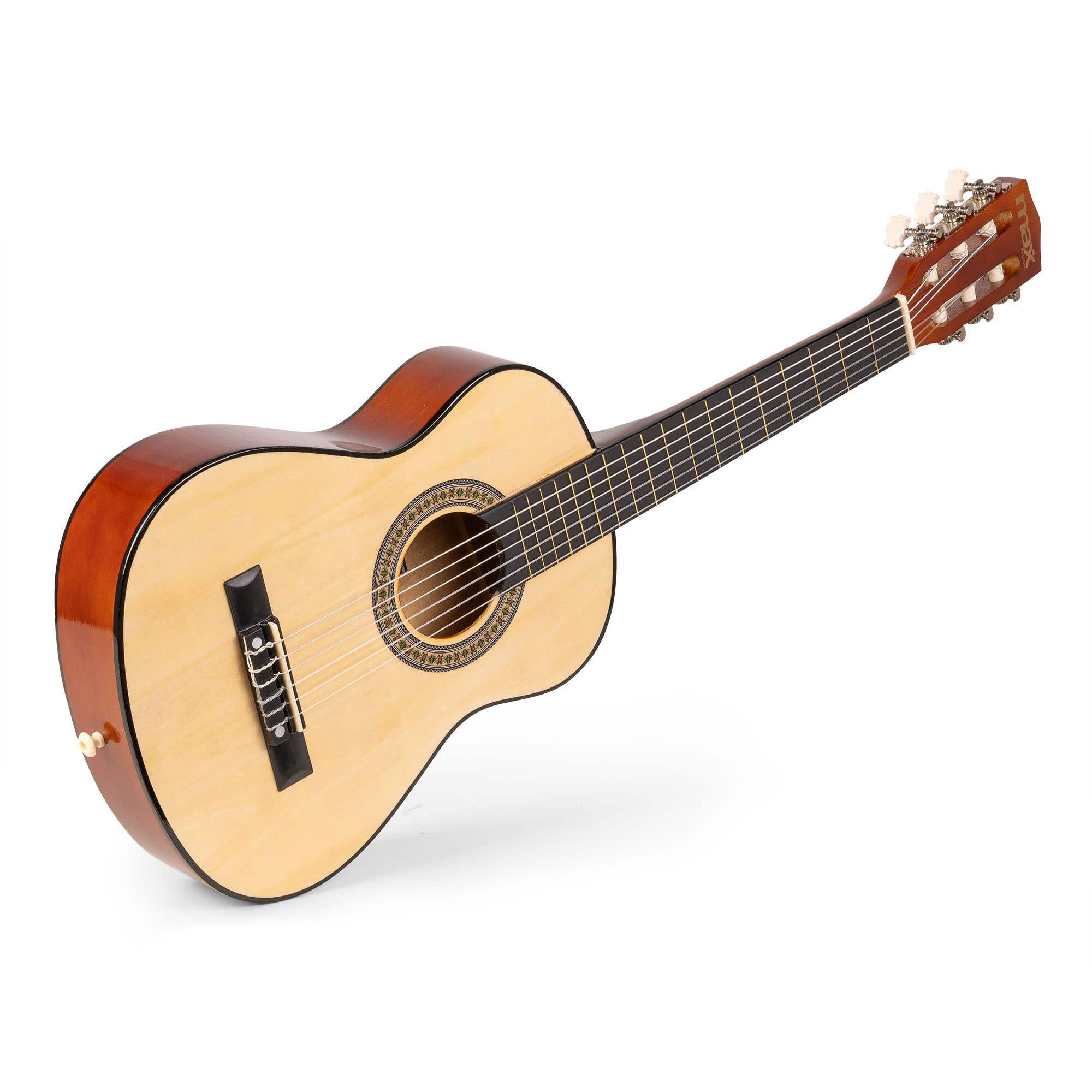 Akoestische gitaar op een witte achtergrond. Het heeft een licht houten body, donkere toets en bruine rand.
