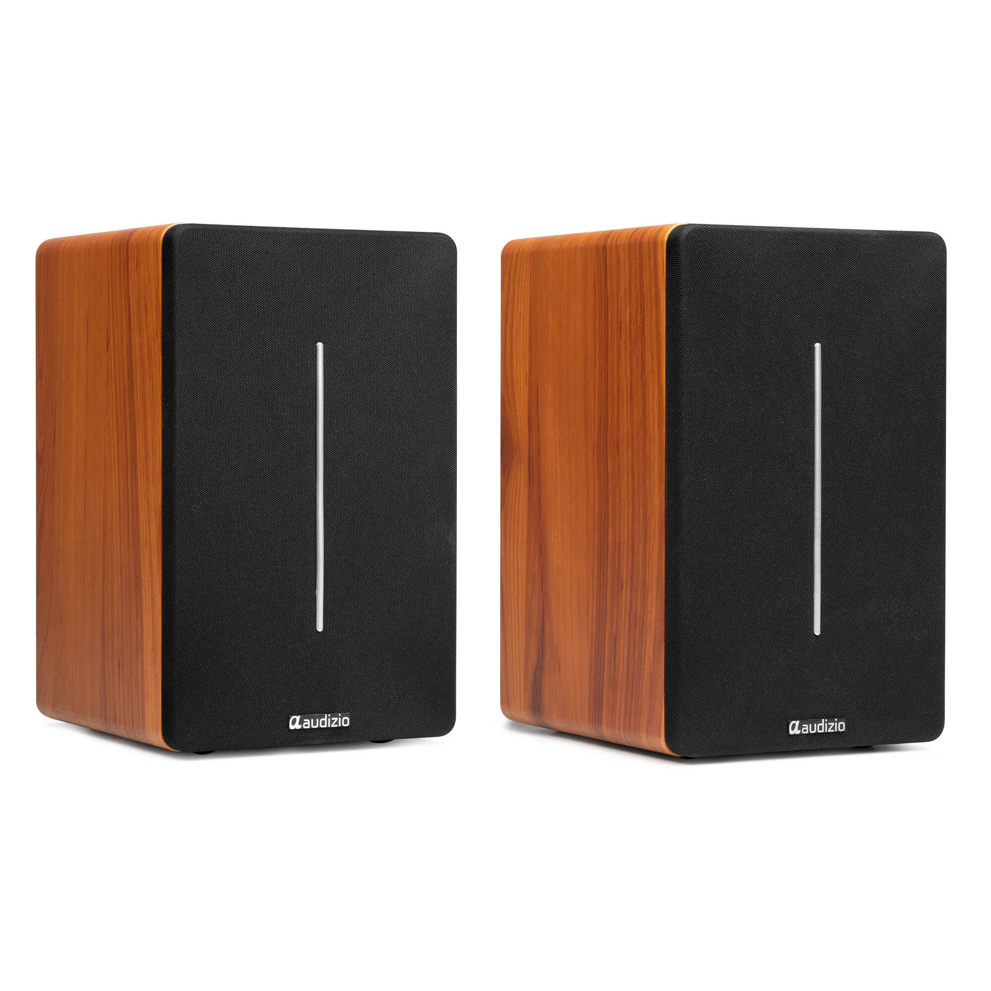 Dos altavoces. El frontal tiene un altavoz negro y un acabado de madera marrón. Cada uno tiene una línea vertical blanca.