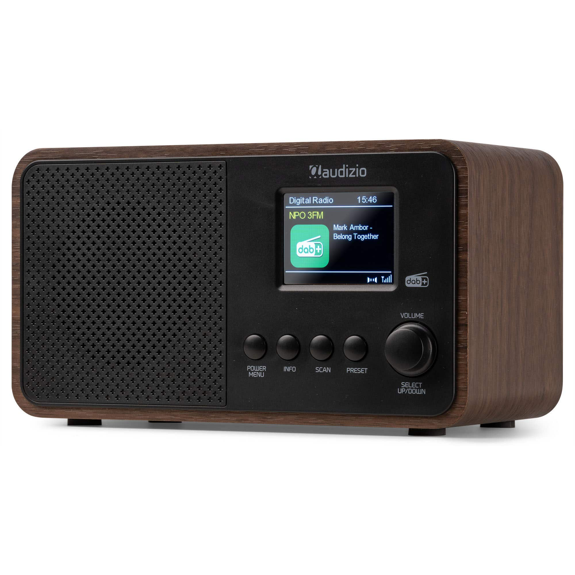Una radio digital de madera con una pantalla que muestra información de radio y botones de control, con un altavoz negro.