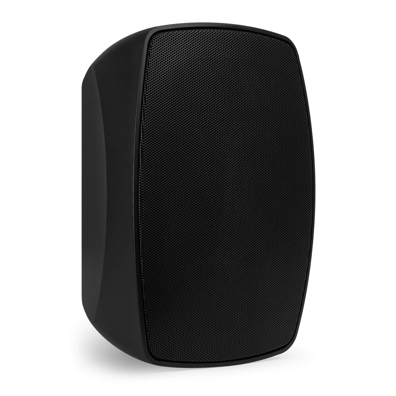 Un altavoz negro con una parte frontal de malla. Es rectangular con esquinas redondeadas y se apoya sobre un fondo blanco.