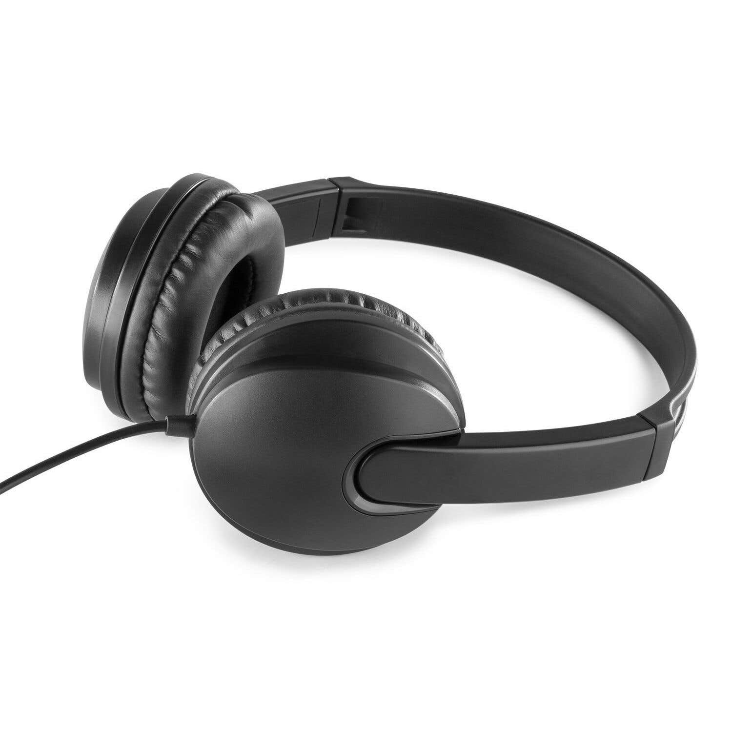 Cuffie nere su sfondo bianco. Le cuffie sono di tipo over-ear, con un archetto e un filo.