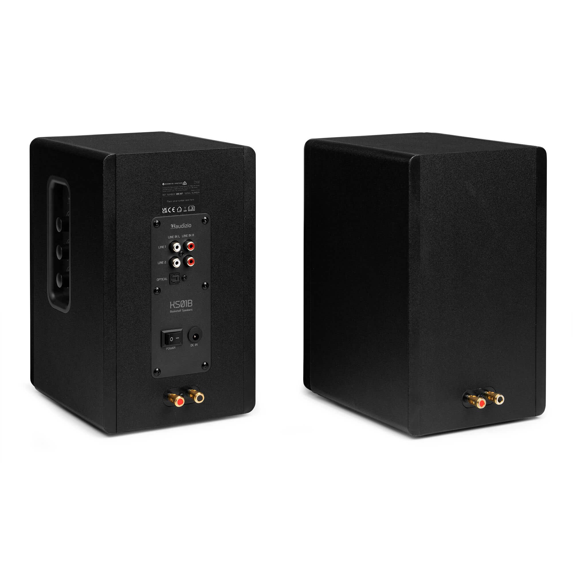 Dos altavoces rectangulares negros sobre un fondo blanco. Uno muestra entradas, el otro lado es liso. La etiqueta dice KSO1B Bookshelf Speakers.