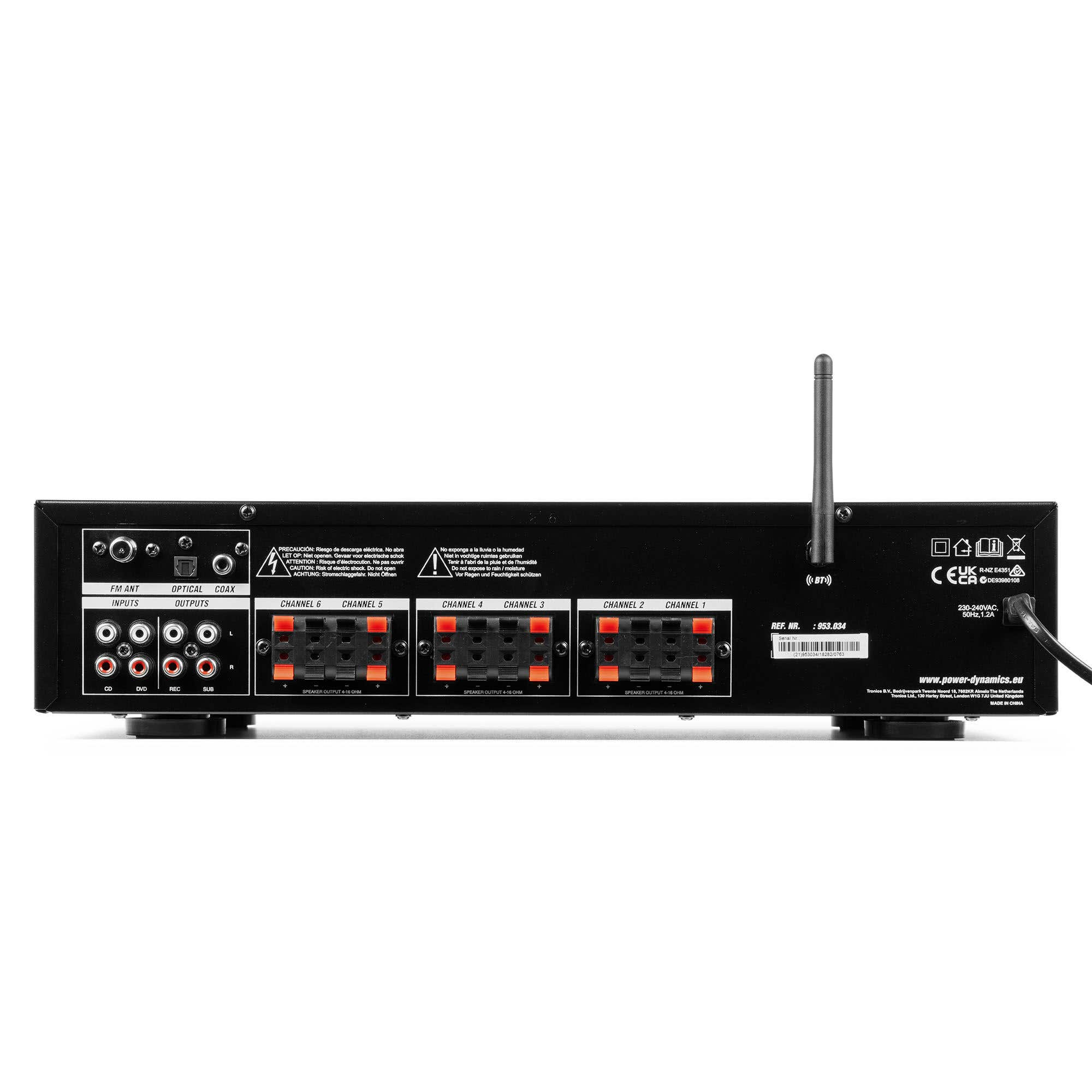 Pannello posteriore nero dell'amplificatore audio. Presenta ingressi, uscite, morsetti per altoparlanti e un'antenna alta. Etichette di testo visibili.