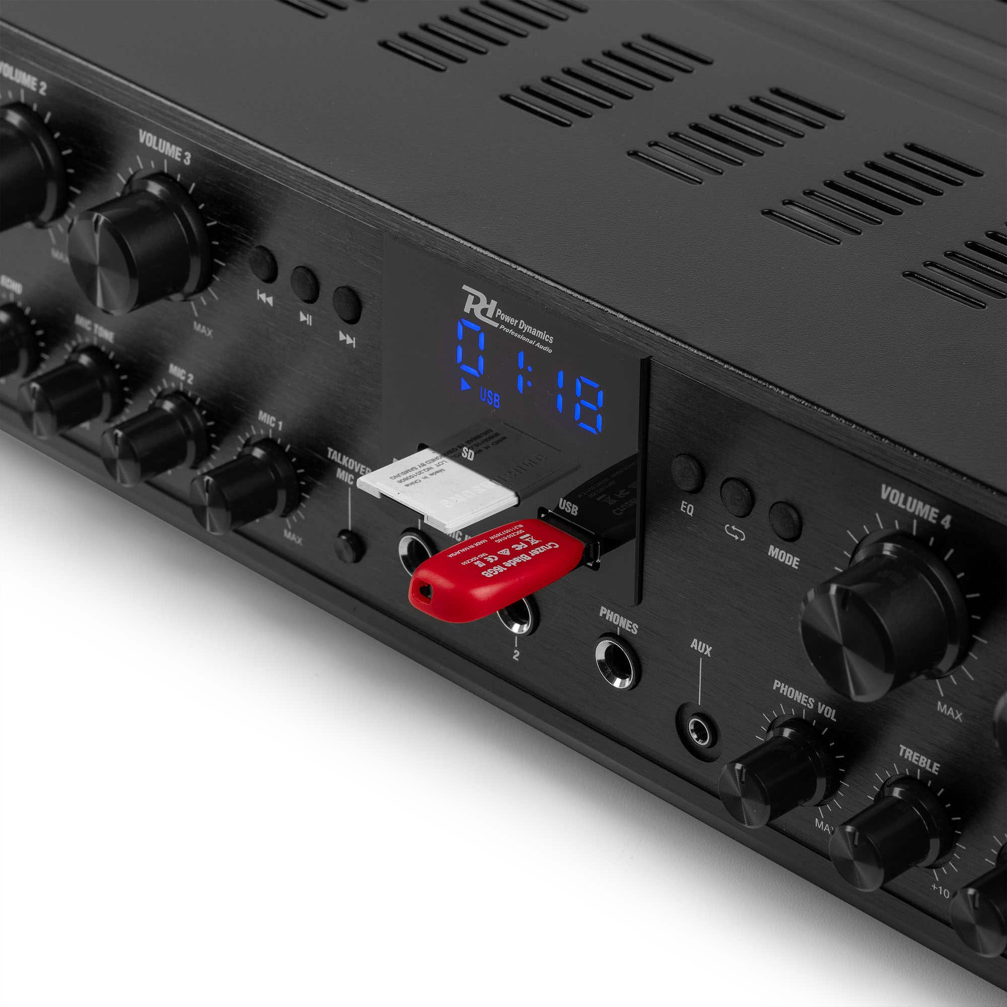 Un ricevitore audio nero con manopole del volume, pulsanti e una porta USB. Un'unità USB rossa e una scheda SD sono inserite.