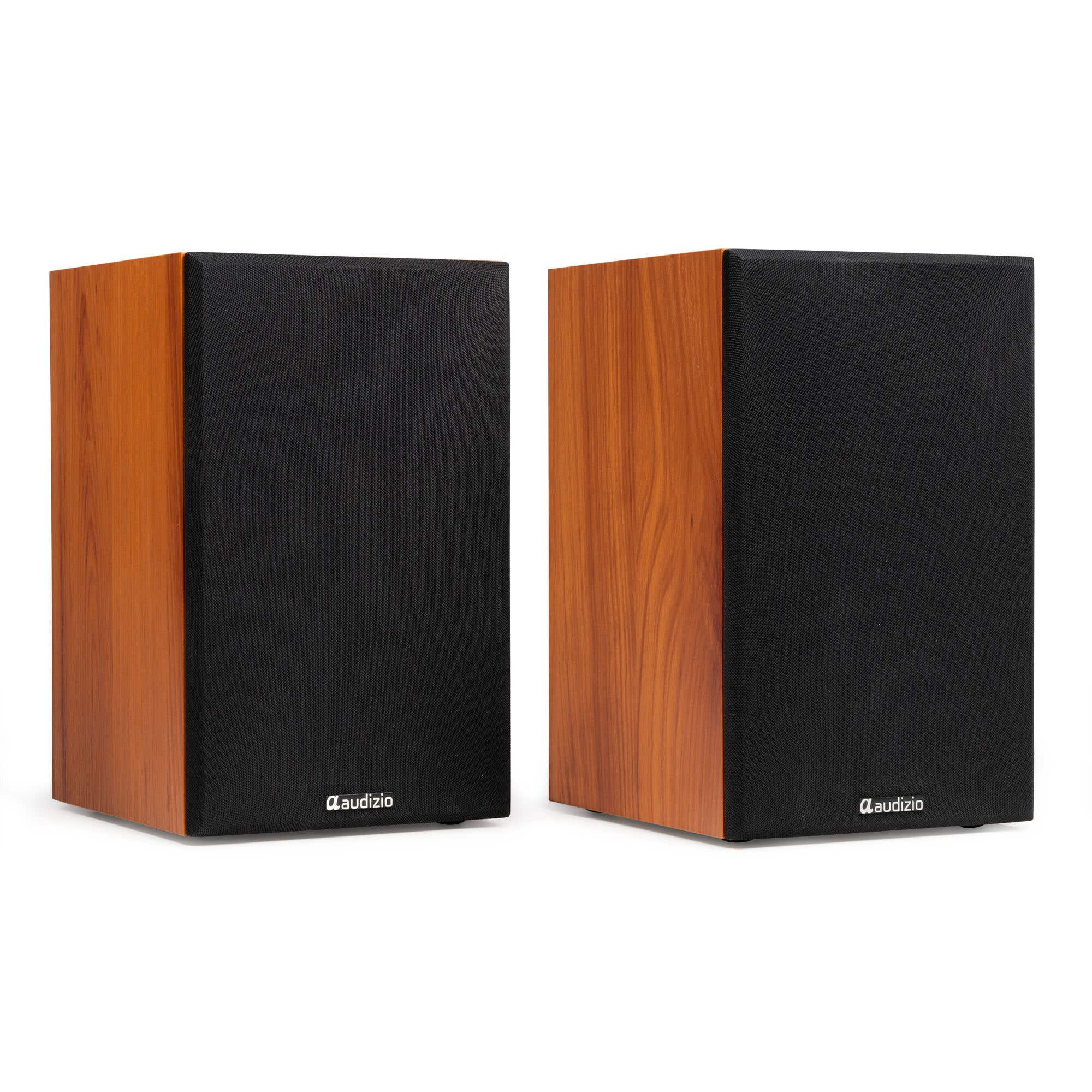 Dos altavoces de madera con frentes negros, marca 'audizio' visible. Sobre un fondo blanco.