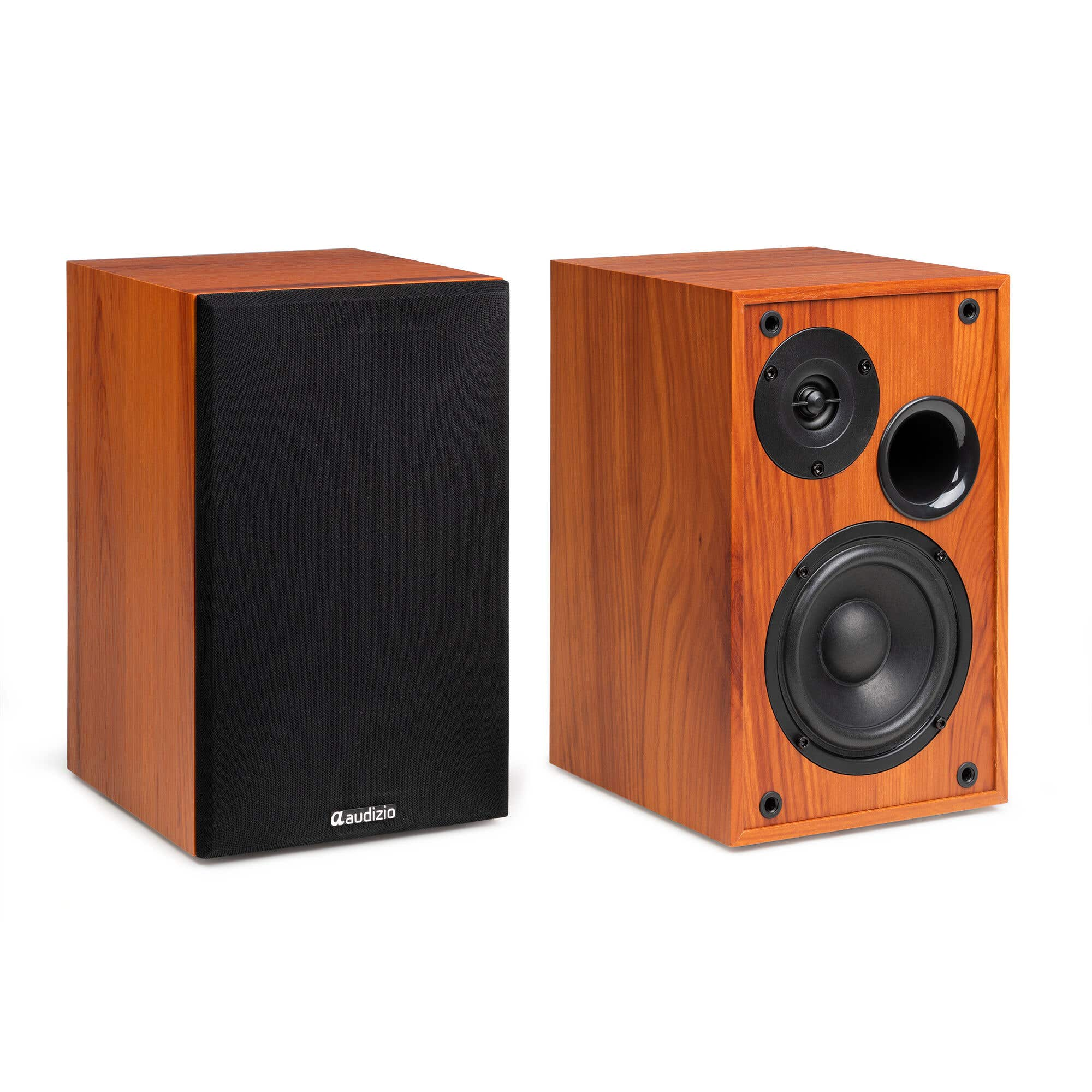 Dos altavoces de madera. Uno tiene una rejilla negra. El otro tiene altavoces visibles.