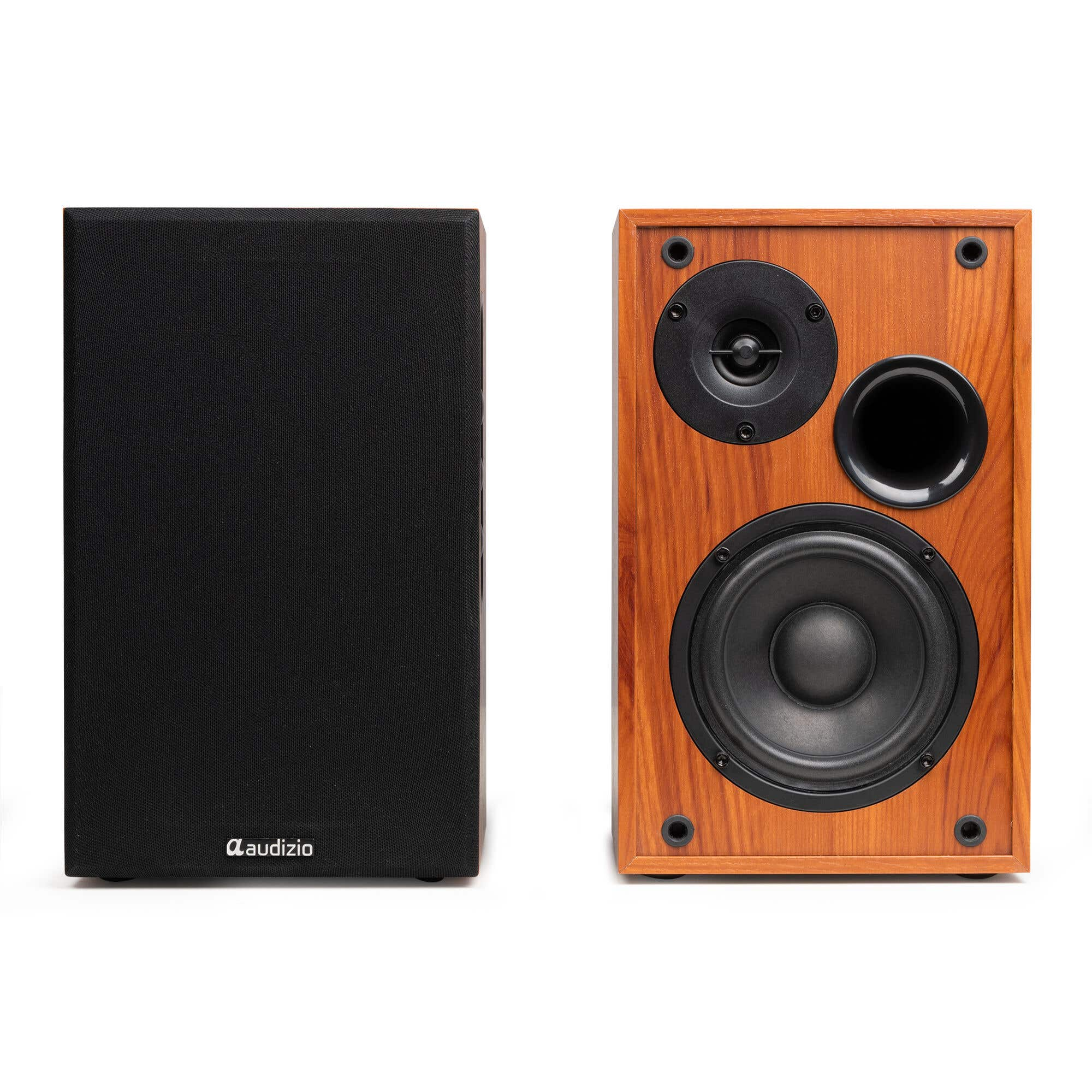 Dos altavoces, uno negro con el logotipo de Audizio, el otro de madera con tres componentes negros.