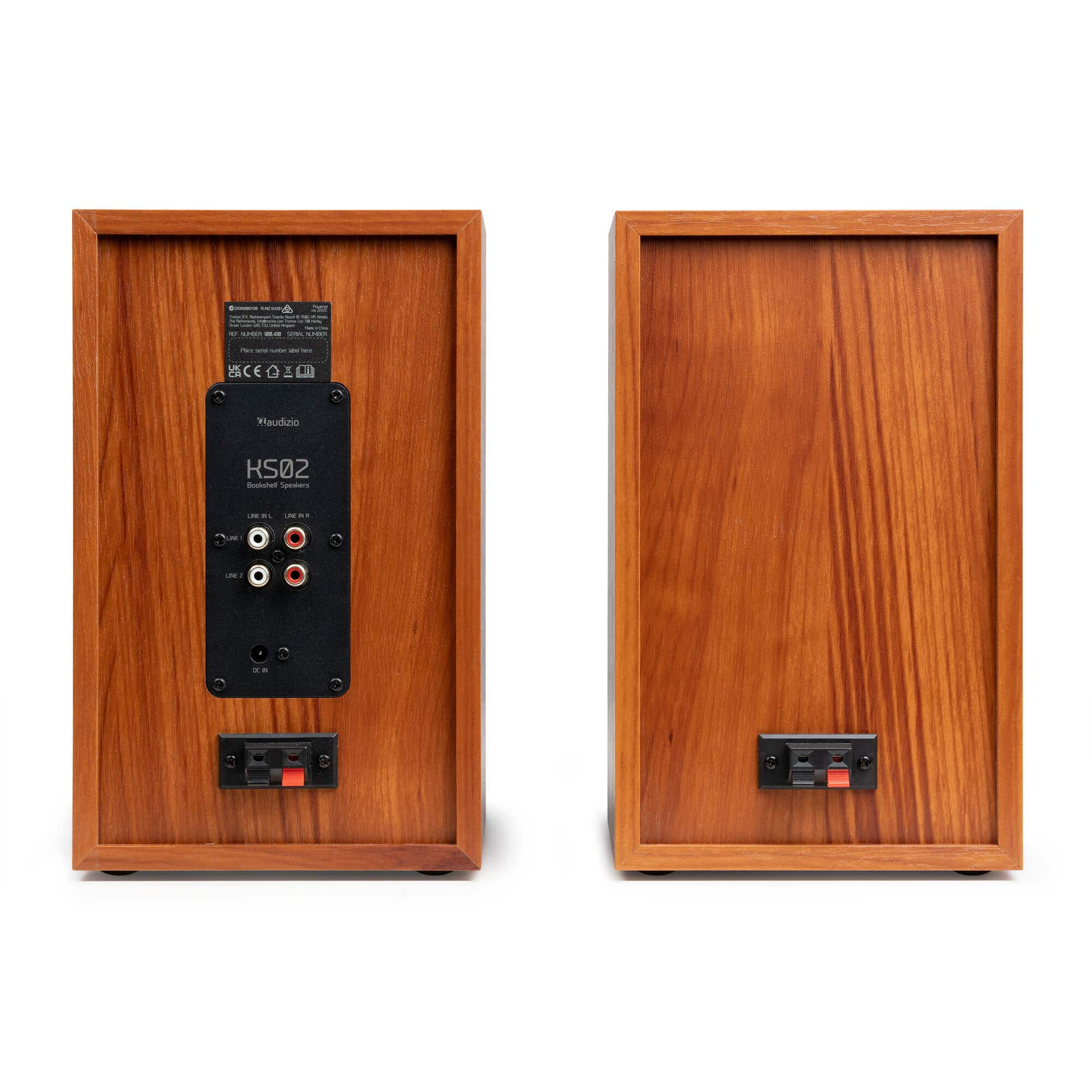 Dos altavoces de madera, uno con conectores y etiquetas, otro con un conector. Ambos sobre un fondo blanco.