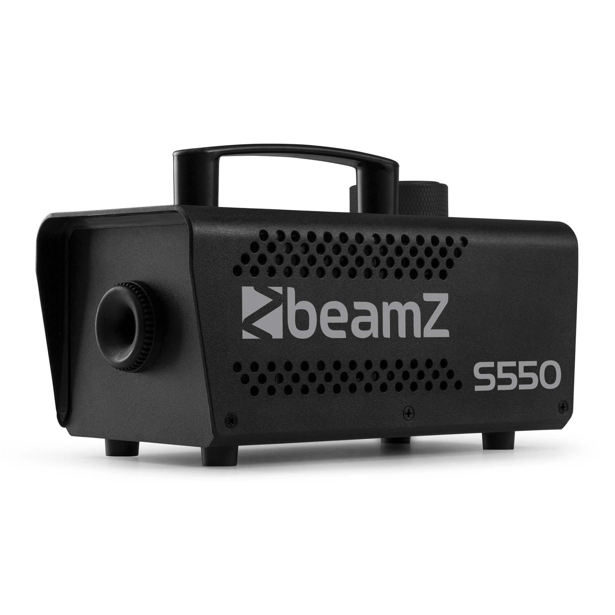 Una máquina de niebla negra Beamz S550. Tiene un asa, el nombre de la marca y una boquilla. El fondo es blanco.