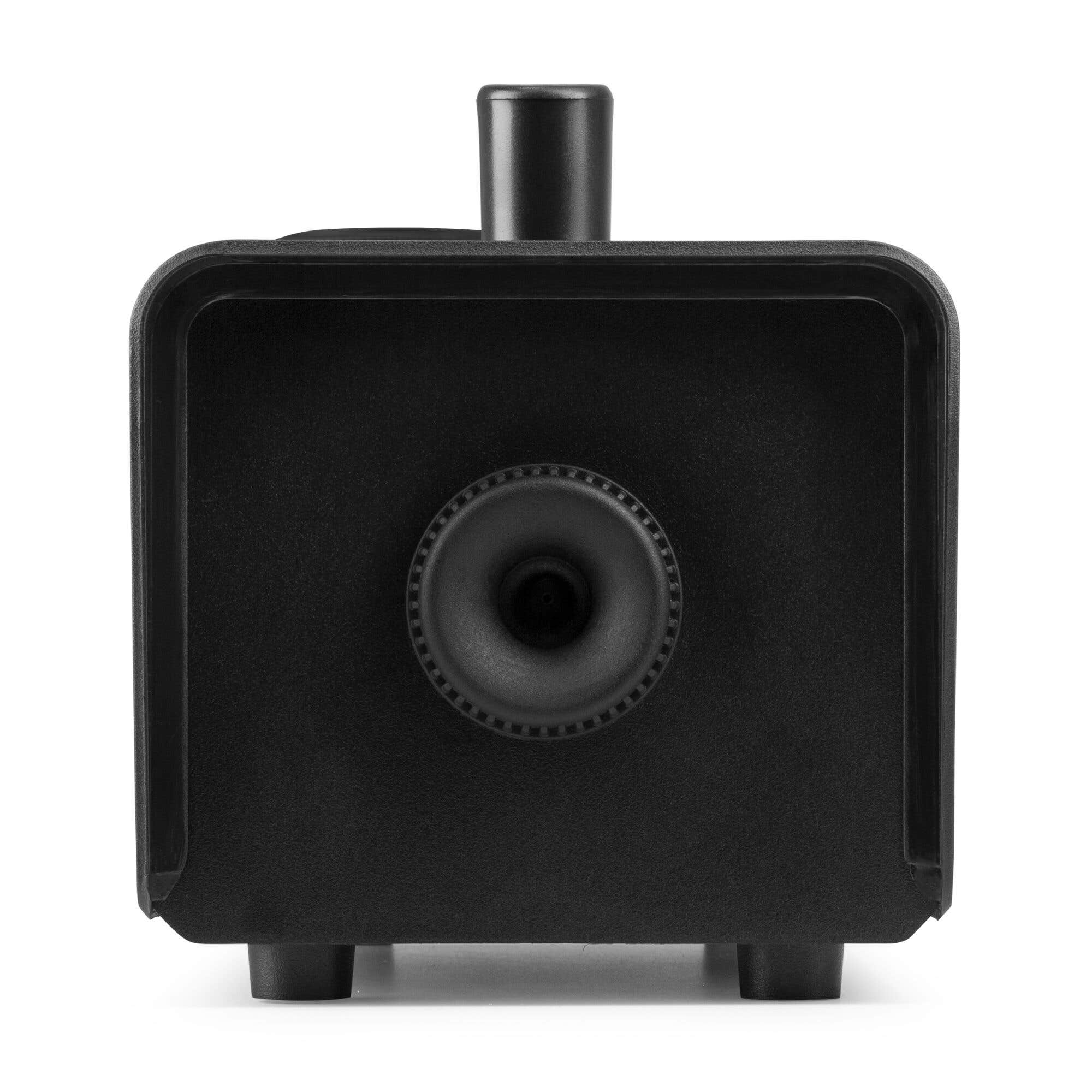 Altavoz negro sobre fondo blanco. Tiene un altavoz circular en el centro y un asa en la parte superior. Tres pies en la parte inferior.