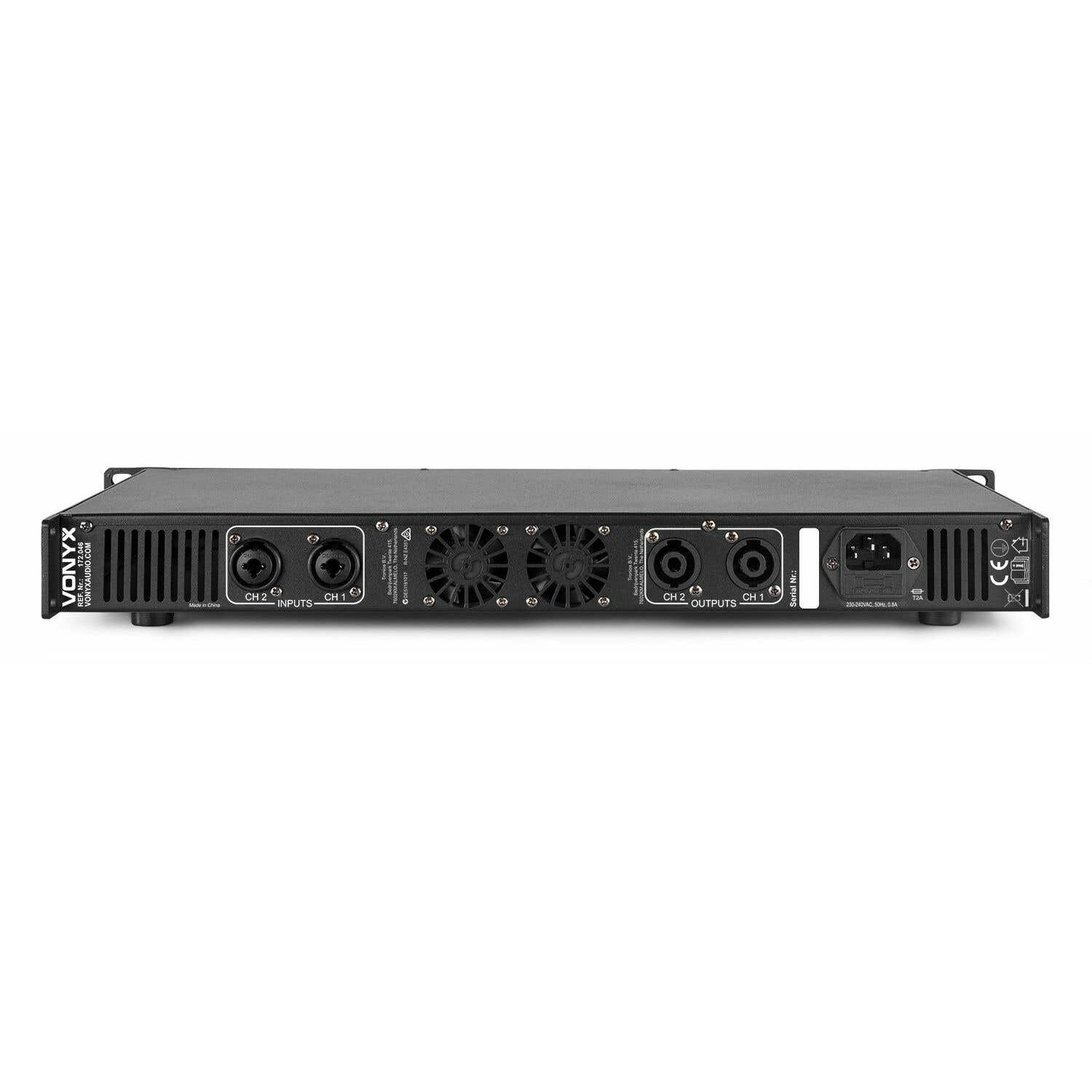 Amplificador Vonyx negro con entradas, salidas y ventiladores visibles. El texto incluye 'VONYXAUDIO.COM', etiquetas 'CH1' y 'CH2', y entrada de alimentación.
