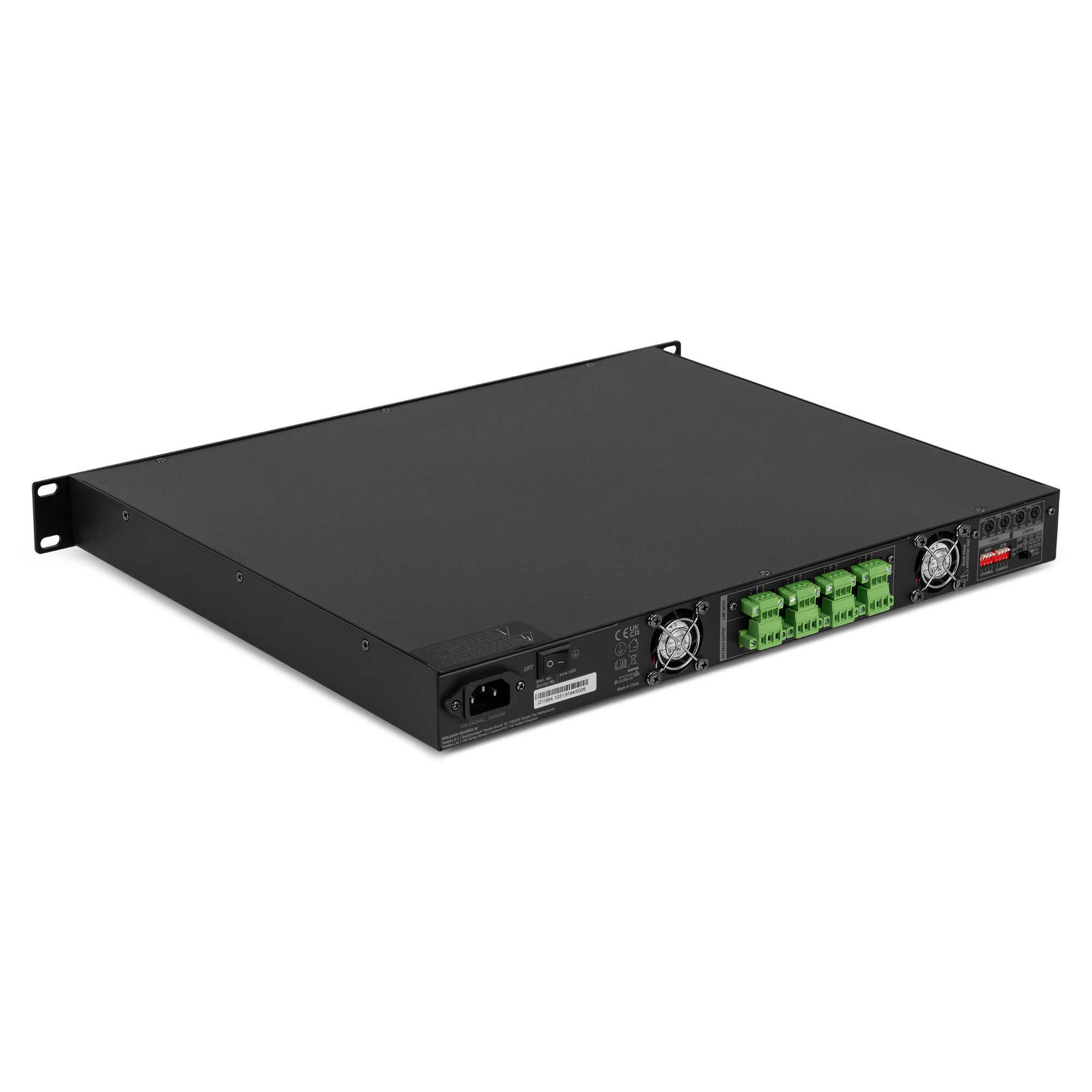 Un dispositivo de audio negro, probablemente un amplificador montable en rack, con conectores verdes y ventiladores, sobre un fondo blanco.