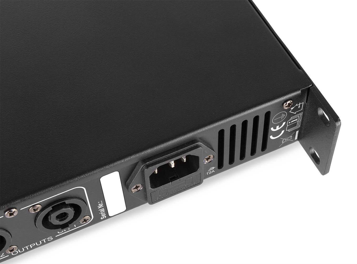 Panel trasero negro de equipo de audio. Características: entrada de alimentación, ventilación y conectores de salida. Incluye etiqueta de número de serie y soporte.