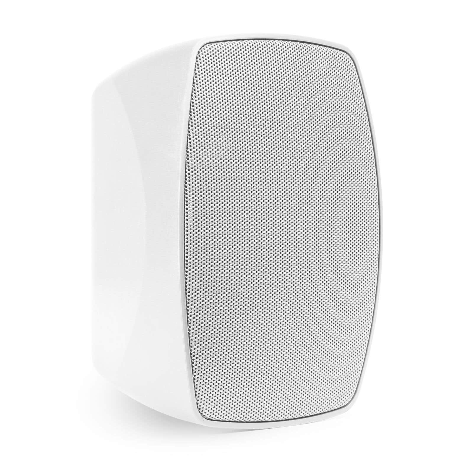 Altavoz blanco con rejilla metálica perforada. El altavoz tiene forma redondeada y está sobre fondo blanco.