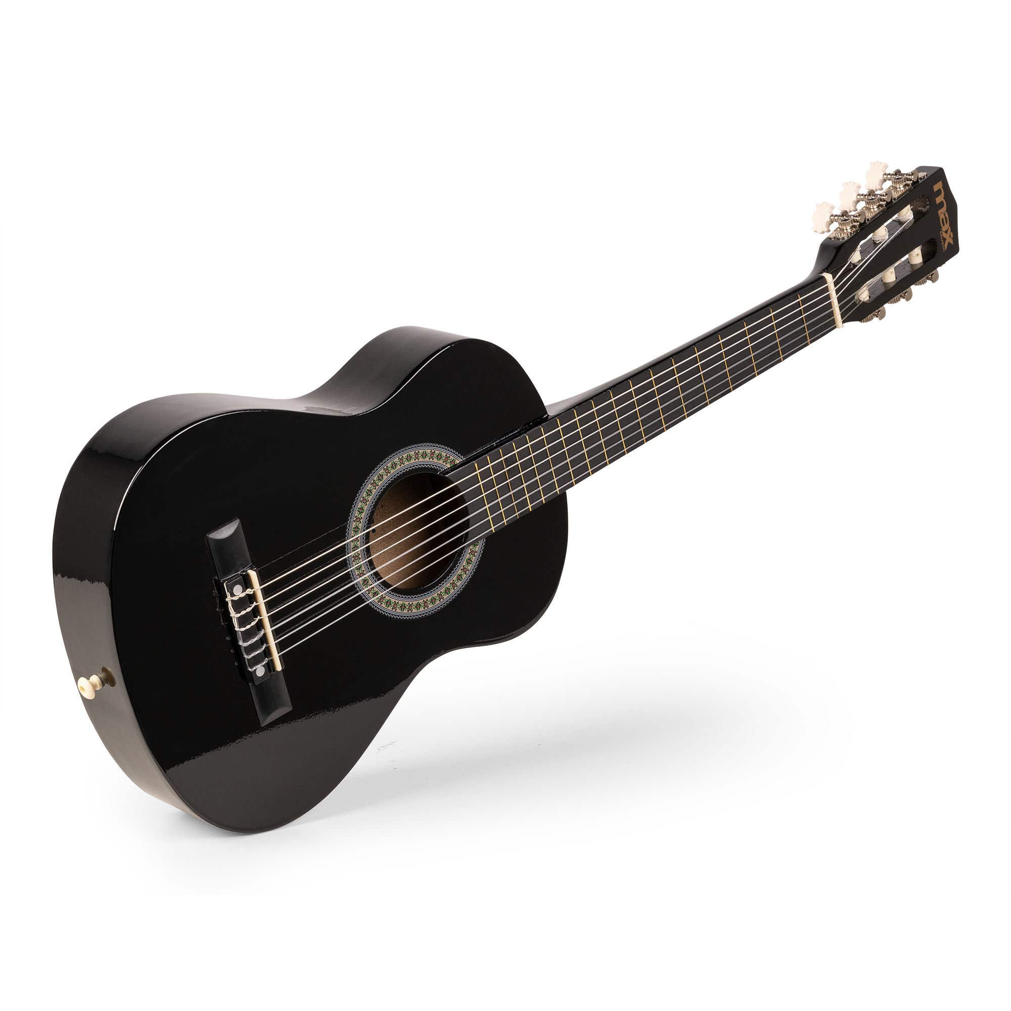 Een zwarte akoestische gitaar op een witte achtergrond. Het heeft snaren, een klankgat en stemknoppen.