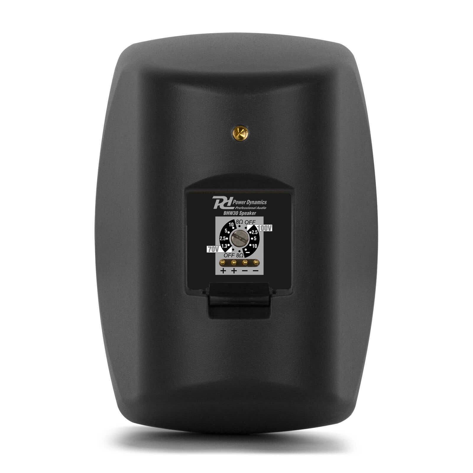 Un altavoz negro con un panel de control. El panel tiene texto y perillas. El altavoz está sobre un fondo blanco.