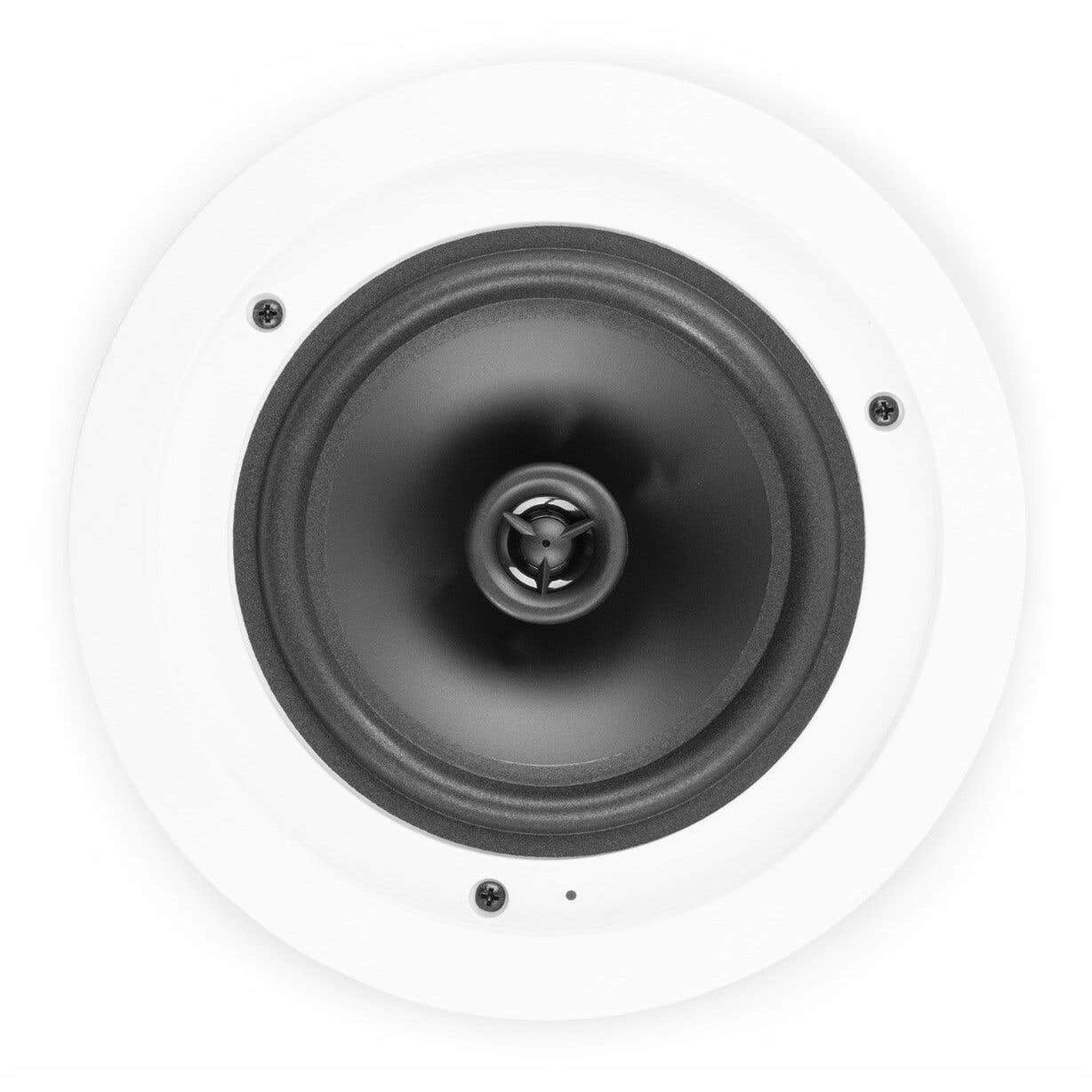 Un altavoz blanco circular empotrado en el techo con un cono negro. Tornillos aseguran el altavoz al marco blanco. El fondo es blanco.