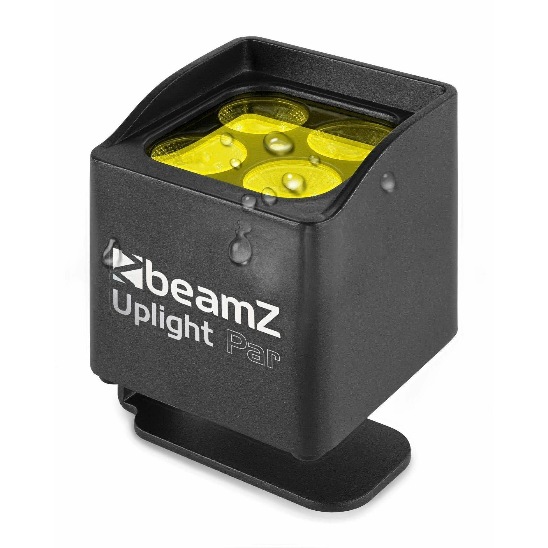 Beamz Uplight Par noir, éclairé d'une lumière jaune. Texte sur le côté. Gouttes d'eau visibles.
