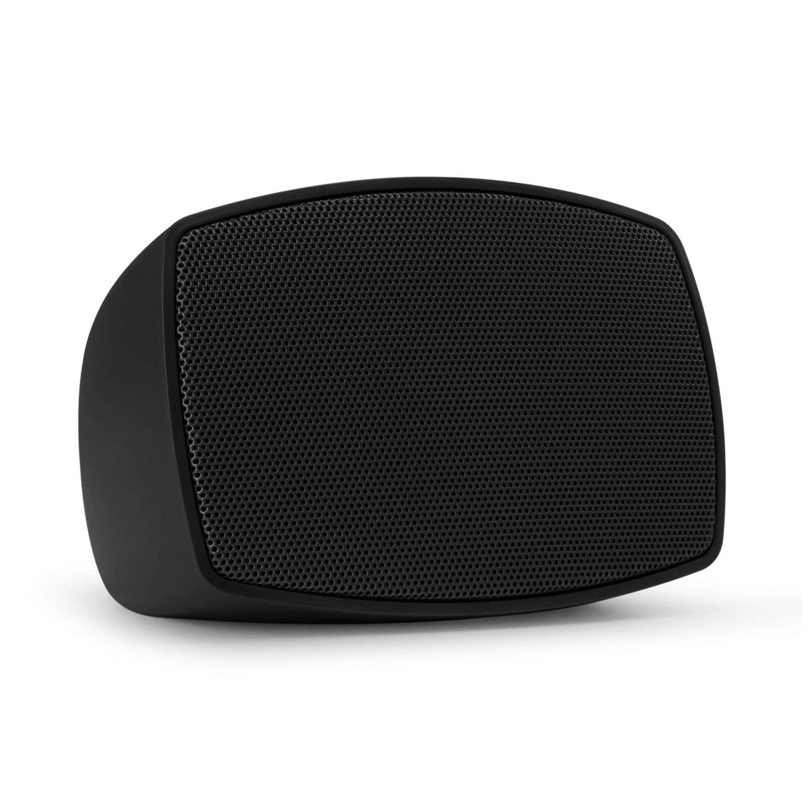 Un altavoz negro con una parte frontal de malla está colocado sobre una superficie blanca. El altavoz tiene una forma rectangular redondeada.