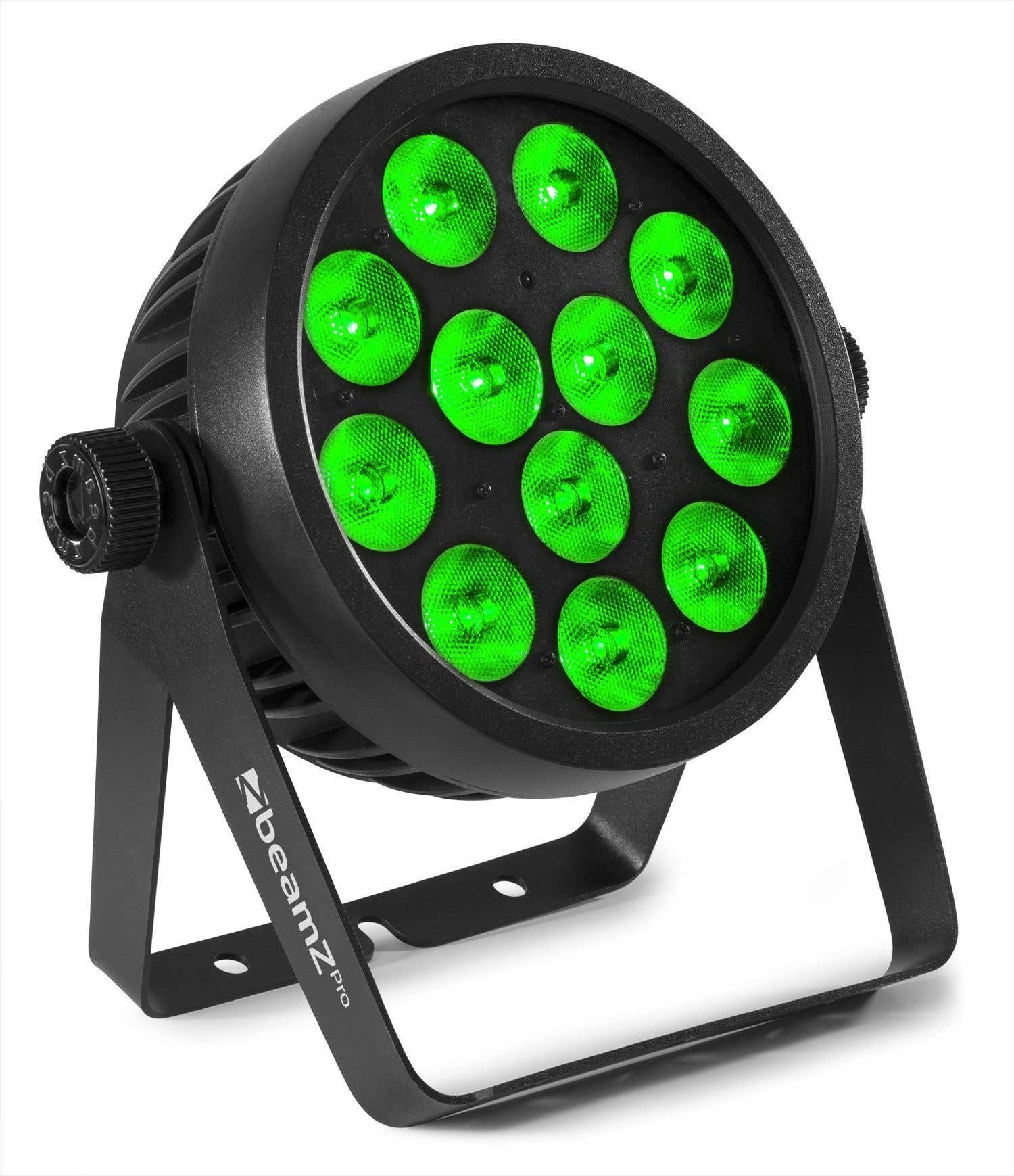 Una luz de escenario negra beamzPro. Tiene 9 LED verdes. La luz está sobre un soporte negro sobre un fondo blanco.