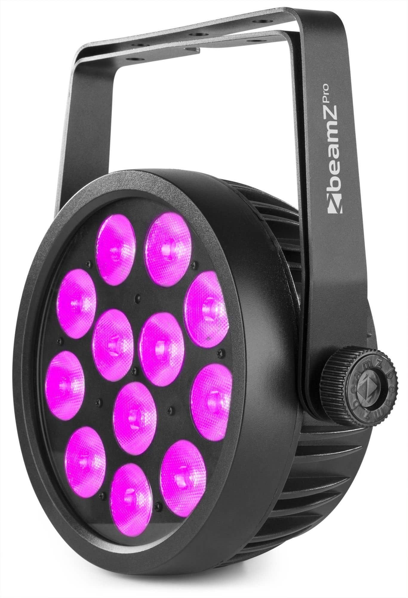Un foco par LED Beamz Pro negro con LEDs rosas brillantes. Tiene un asa, un mando y una carcasa negra.
